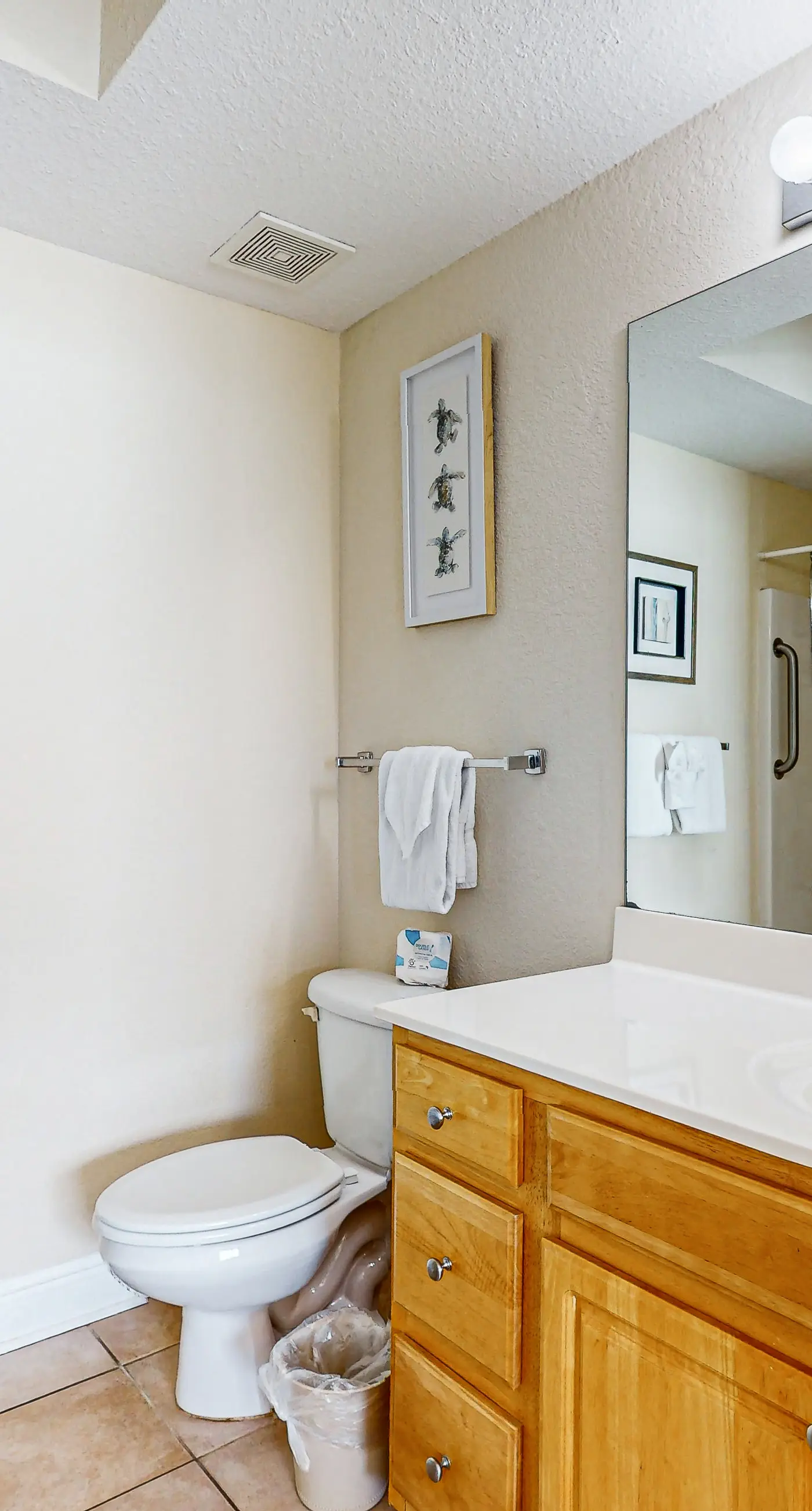 Incredible oceanfront condo with balcony, AC, pool, gym & hot tub