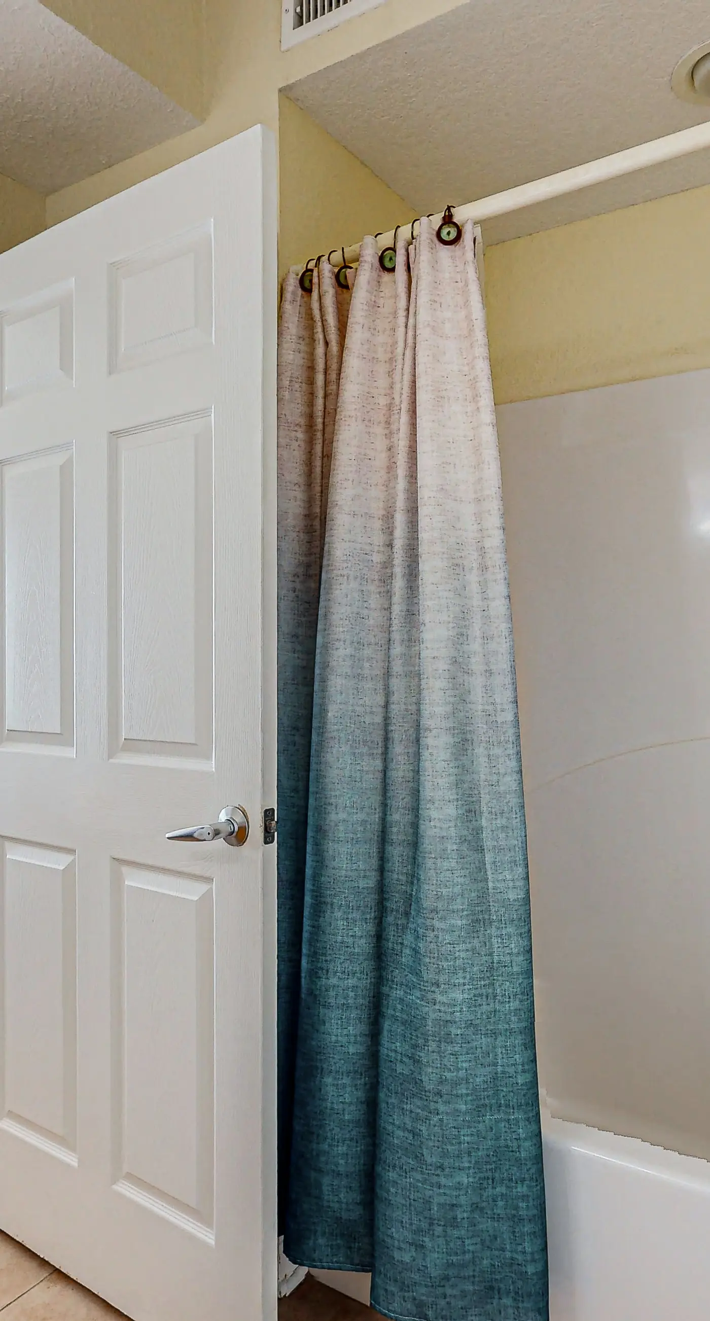 Incredible oceanfront condo with balcony, AC, pool, gym & hot tub