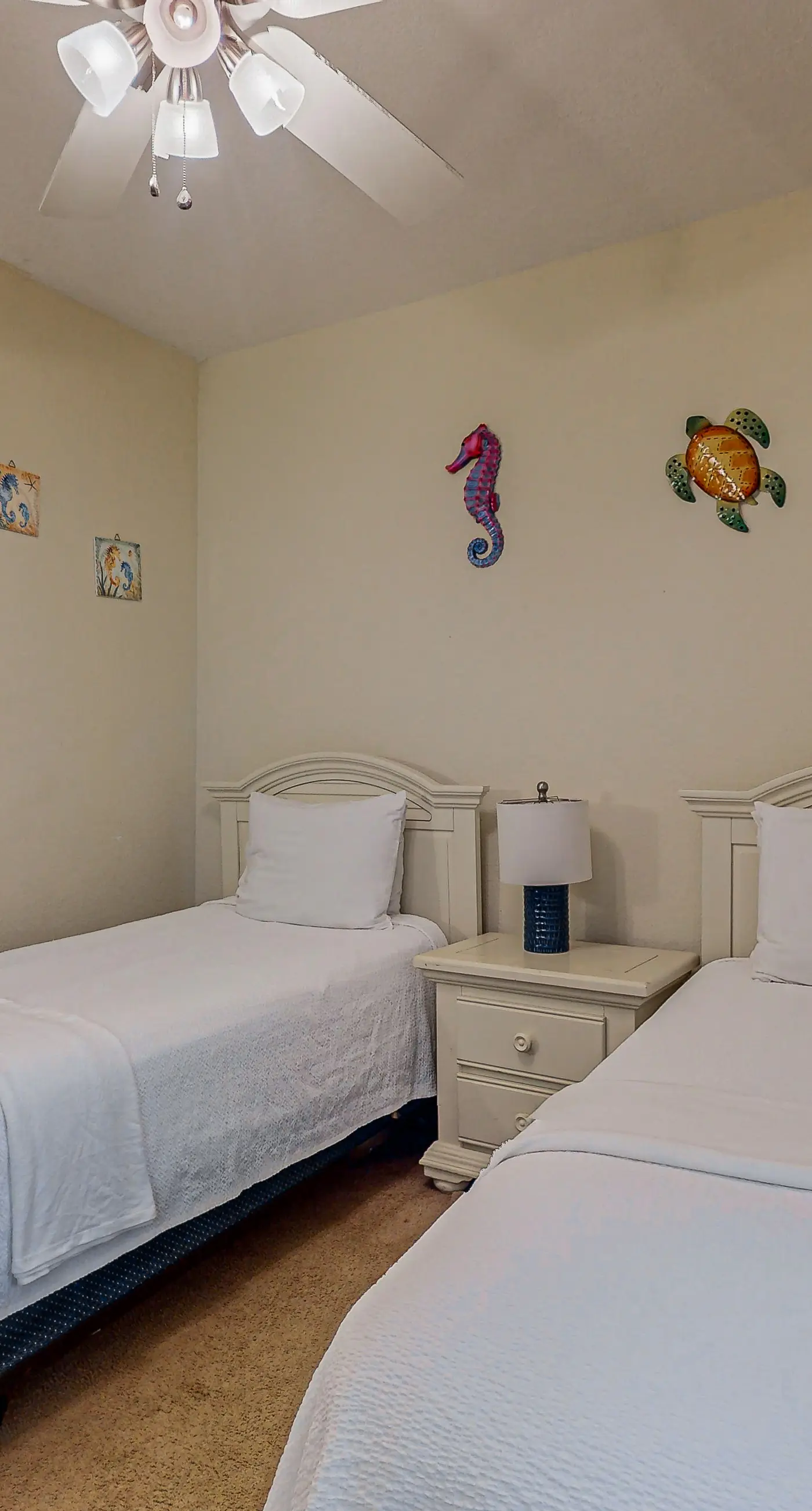 Incredible oceanfront condo with balcony, AC, pool, gym & hot tub