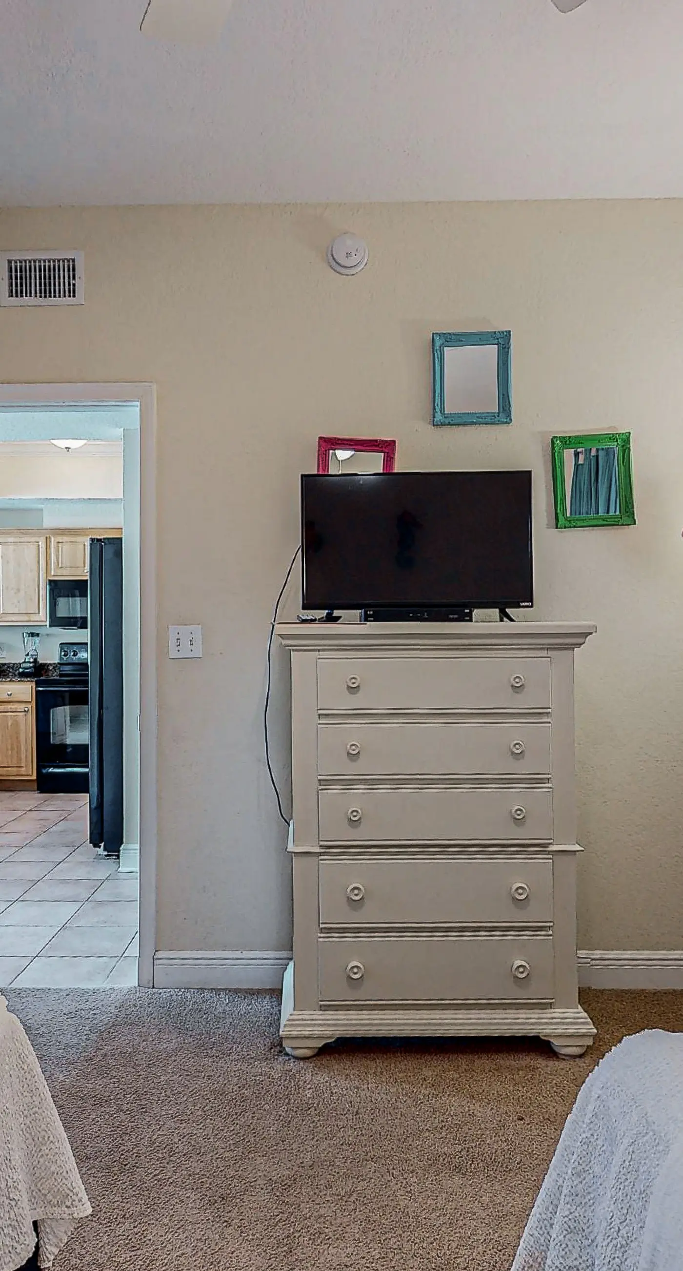 Incredible oceanfront condo with balcony, AC, pool, gym & hot tub