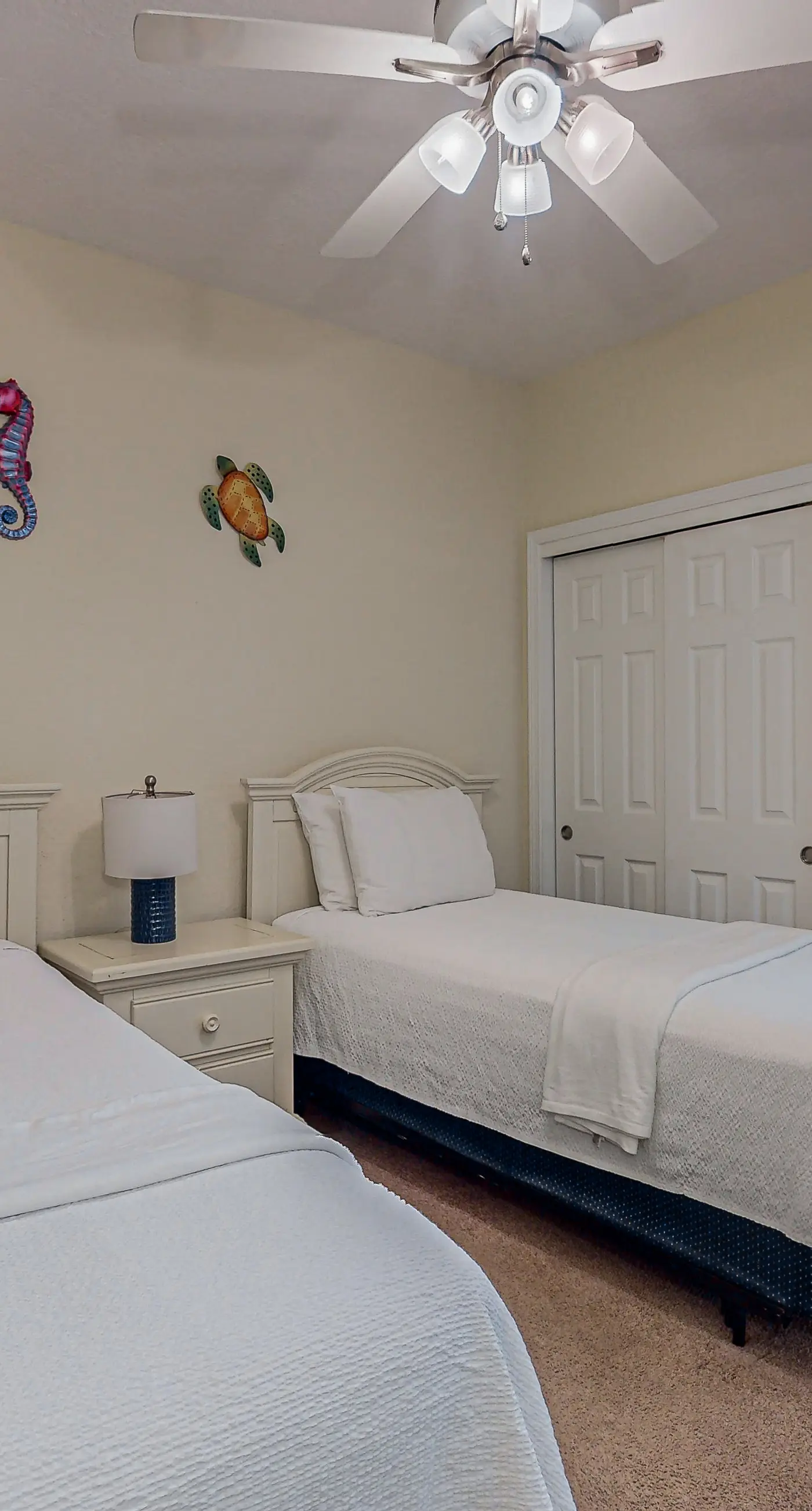 Incredible oceanfront condo with balcony, AC, pool, gym & hot tub