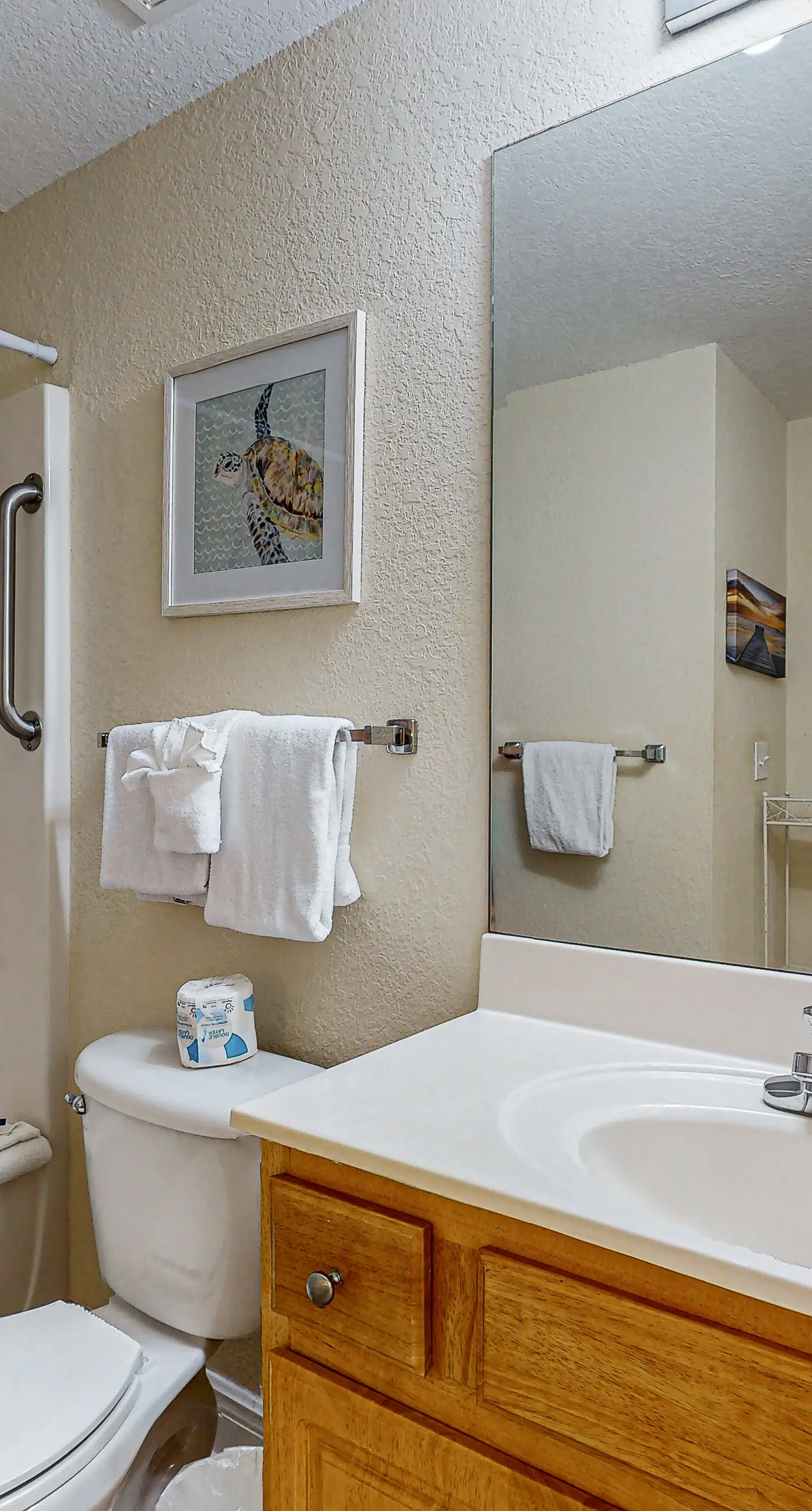 Incredible oceanfront condo with balcony, AC, pool, gym & hot tub