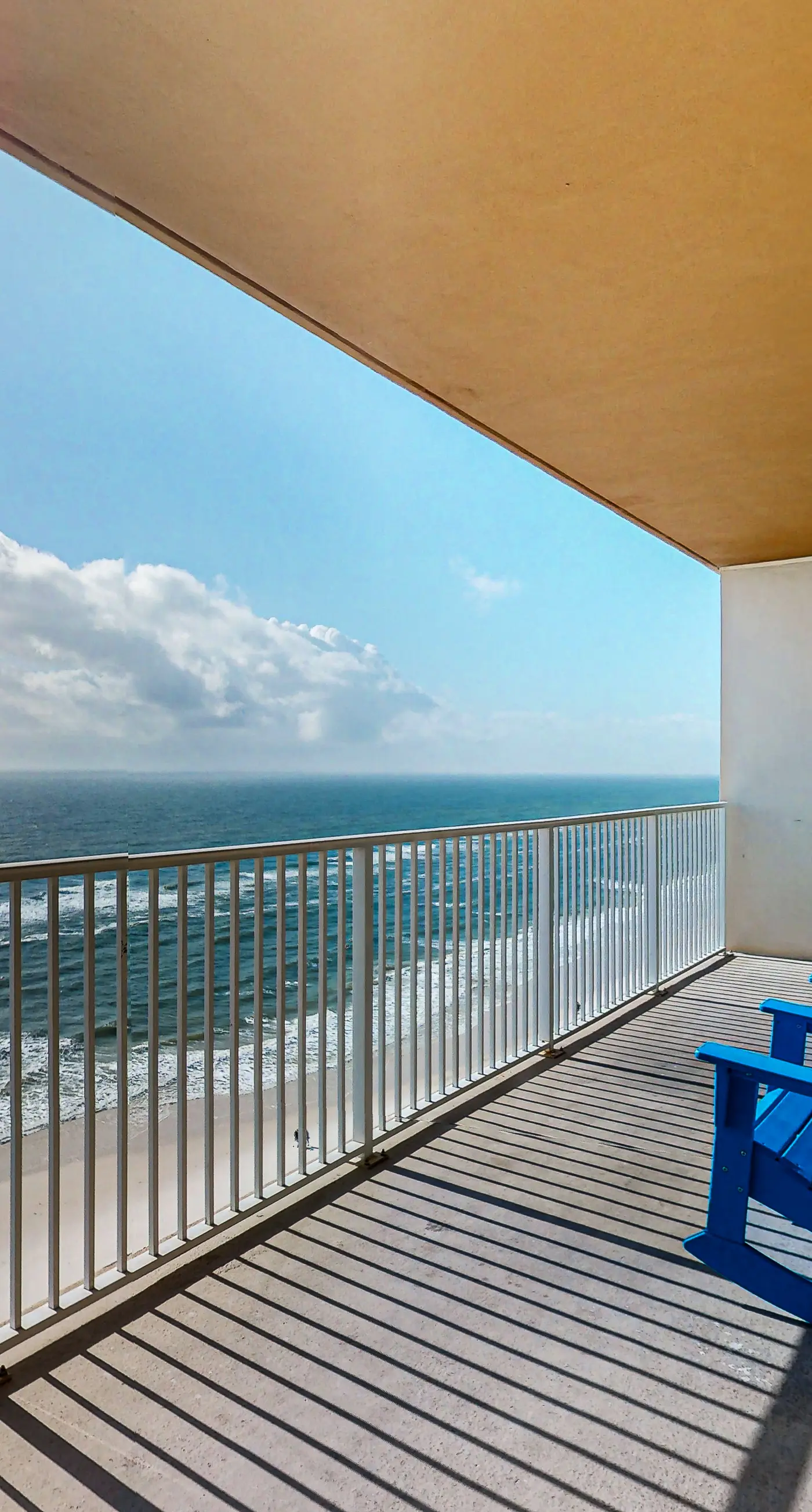 Incredible oceanfront condo with balcony, AC, pool, gym & hot tub