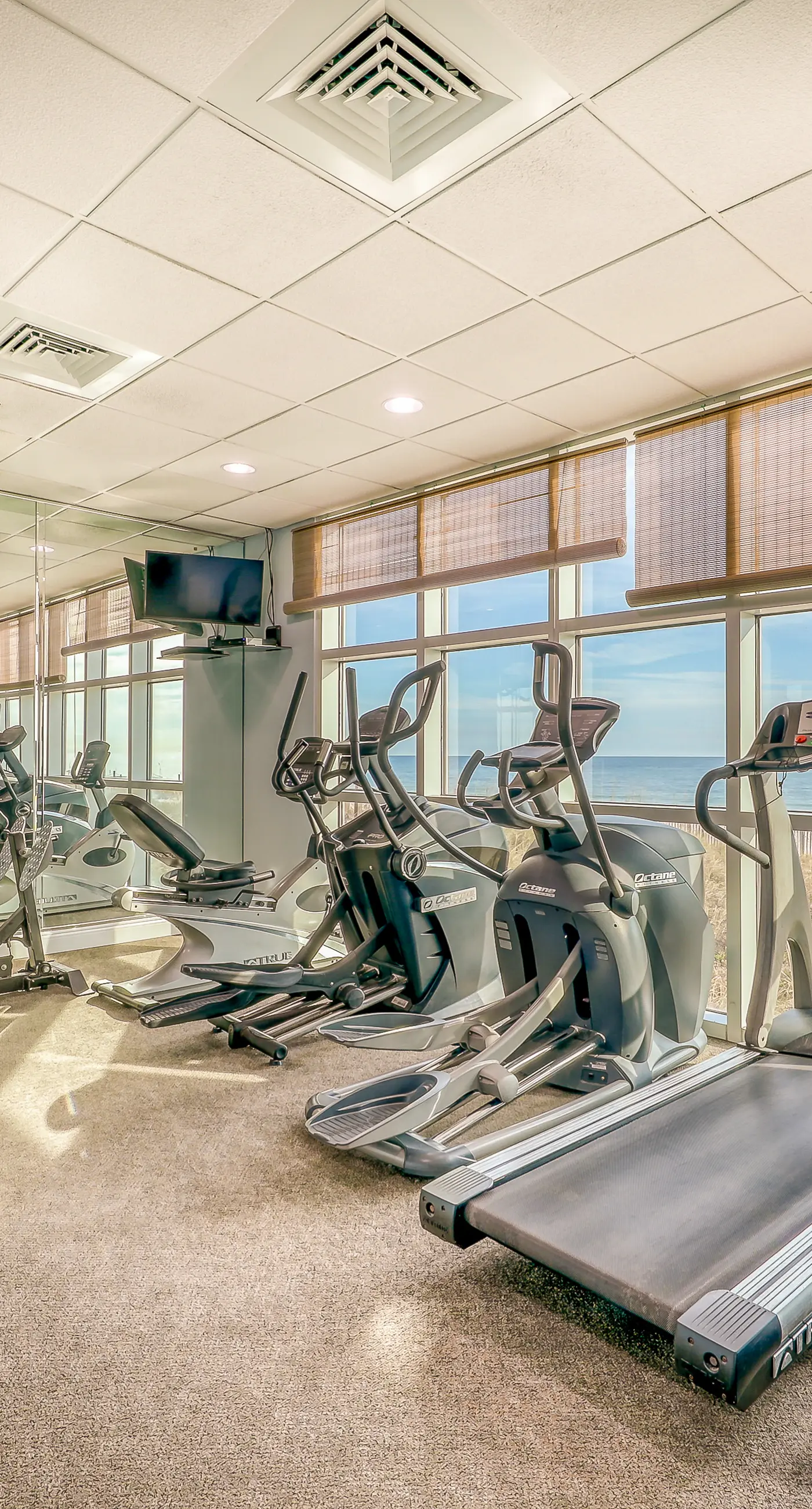 Incredible oceanfront condo with balcony, AC, pool, gym & hot tub