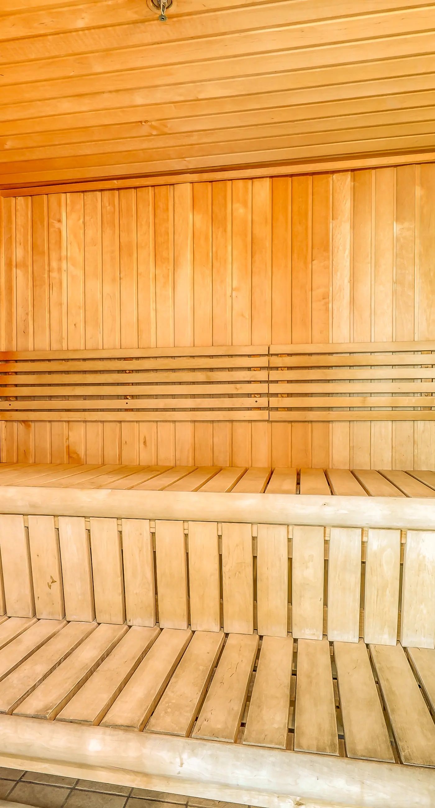 Incredible oceanfront condo with balcony, AC, pool, gym & hot tub