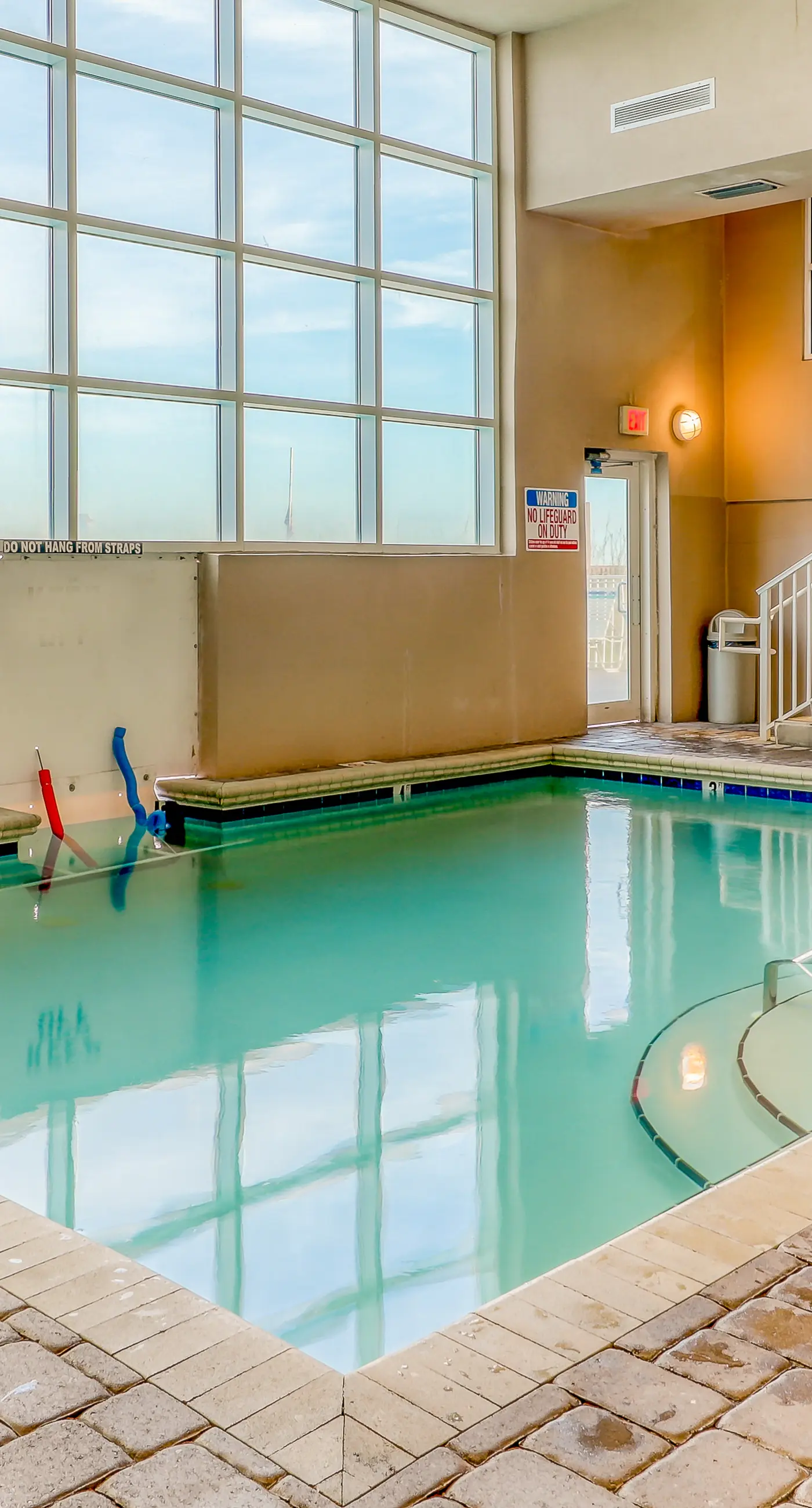 Incredible oceanfront condo with balcony, AC, pool, gym & hot tub