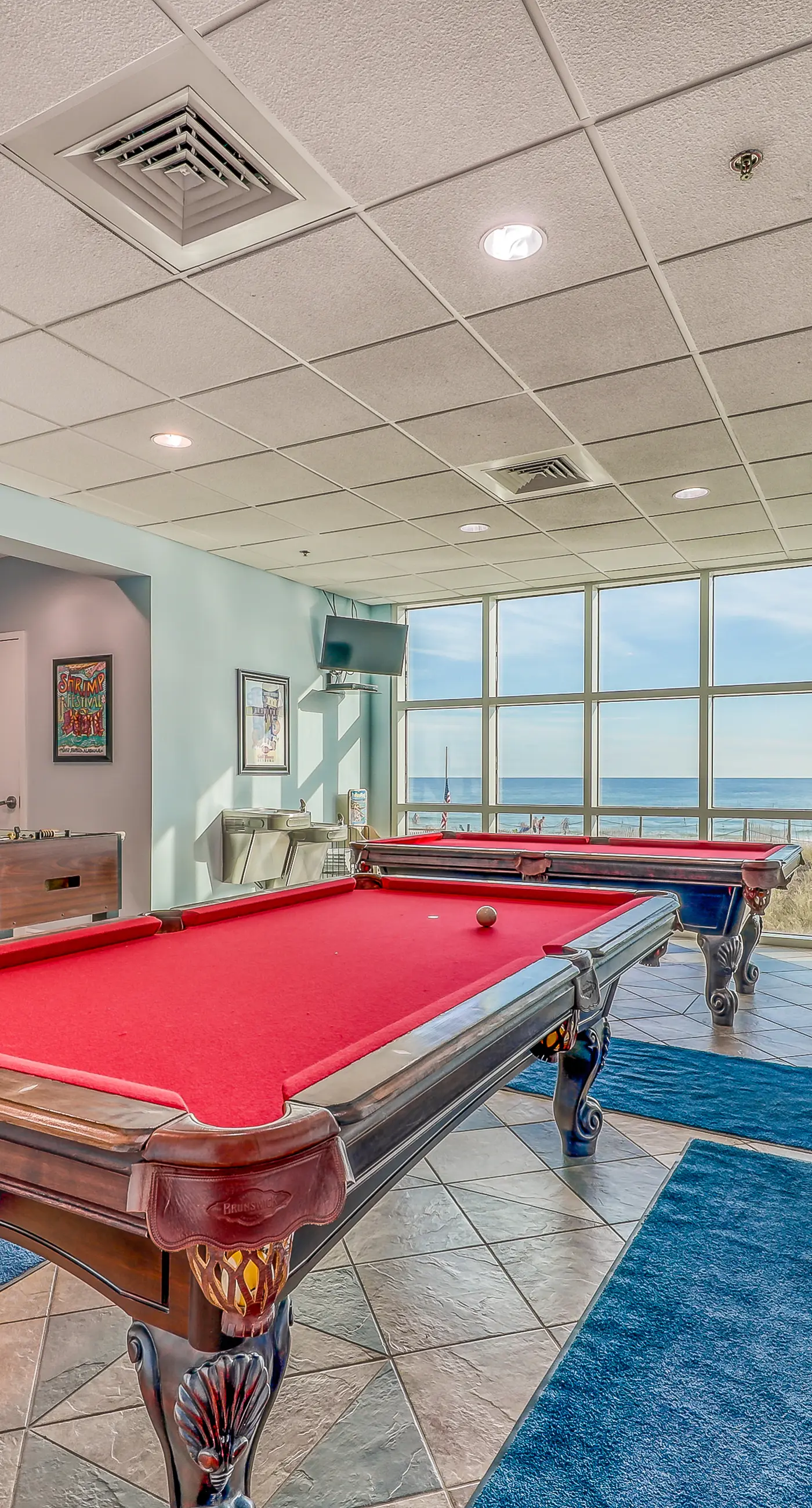 Incredible oceanfront condo with balcony, AC, pool, gym & hot tub