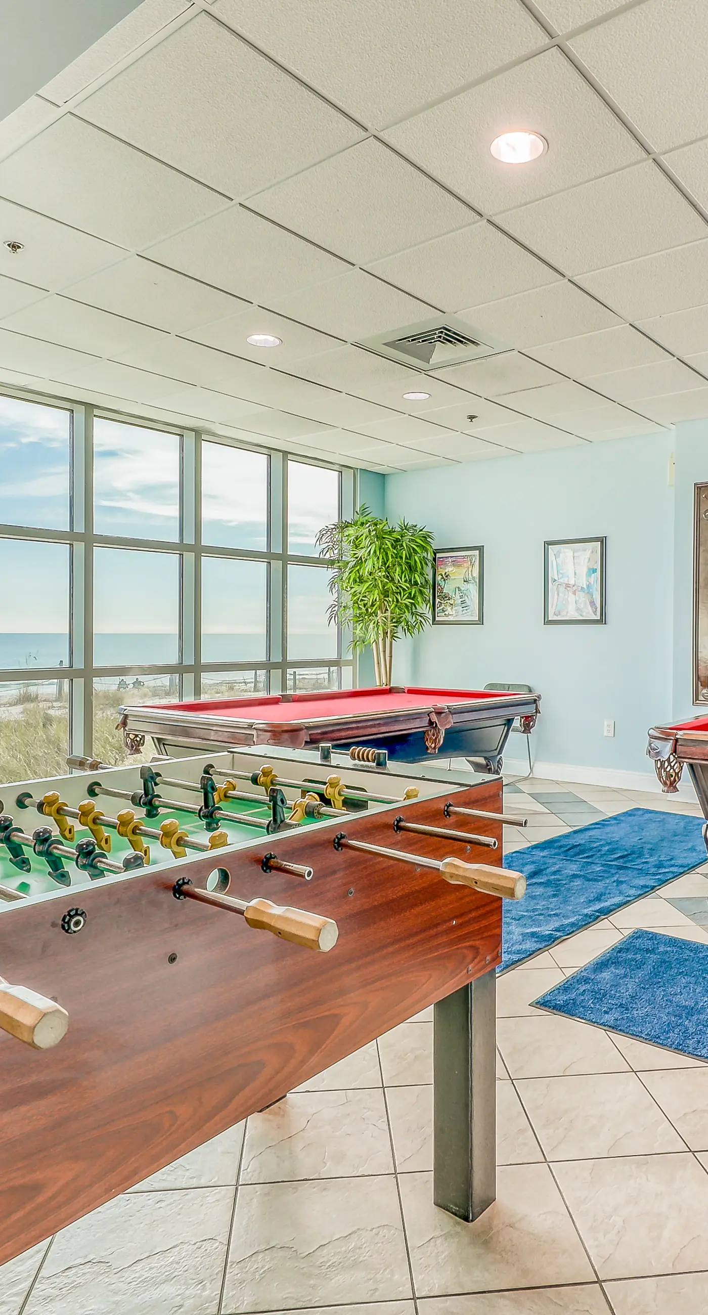 Incredible oceanfront condo with balcony, AC, pool, gym & hot tub