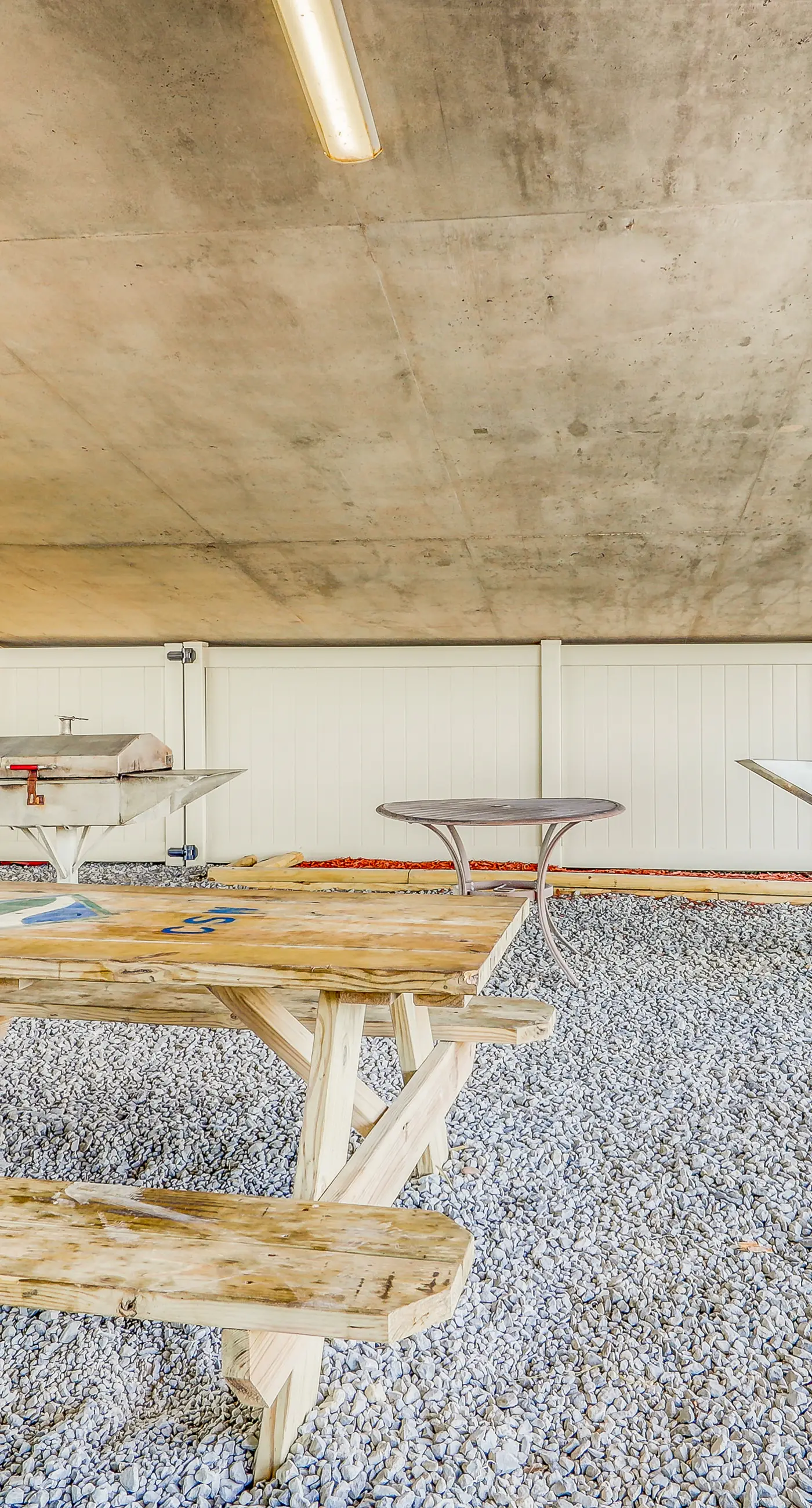 Incredible oceanfront condo with balcony, AC, pool, gym & hot tub