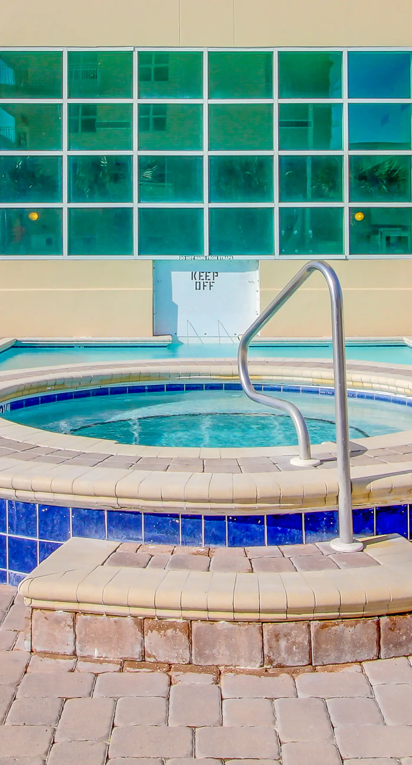 Incredible oceanfront condo with balcony, AC, pool, gym & hot tub