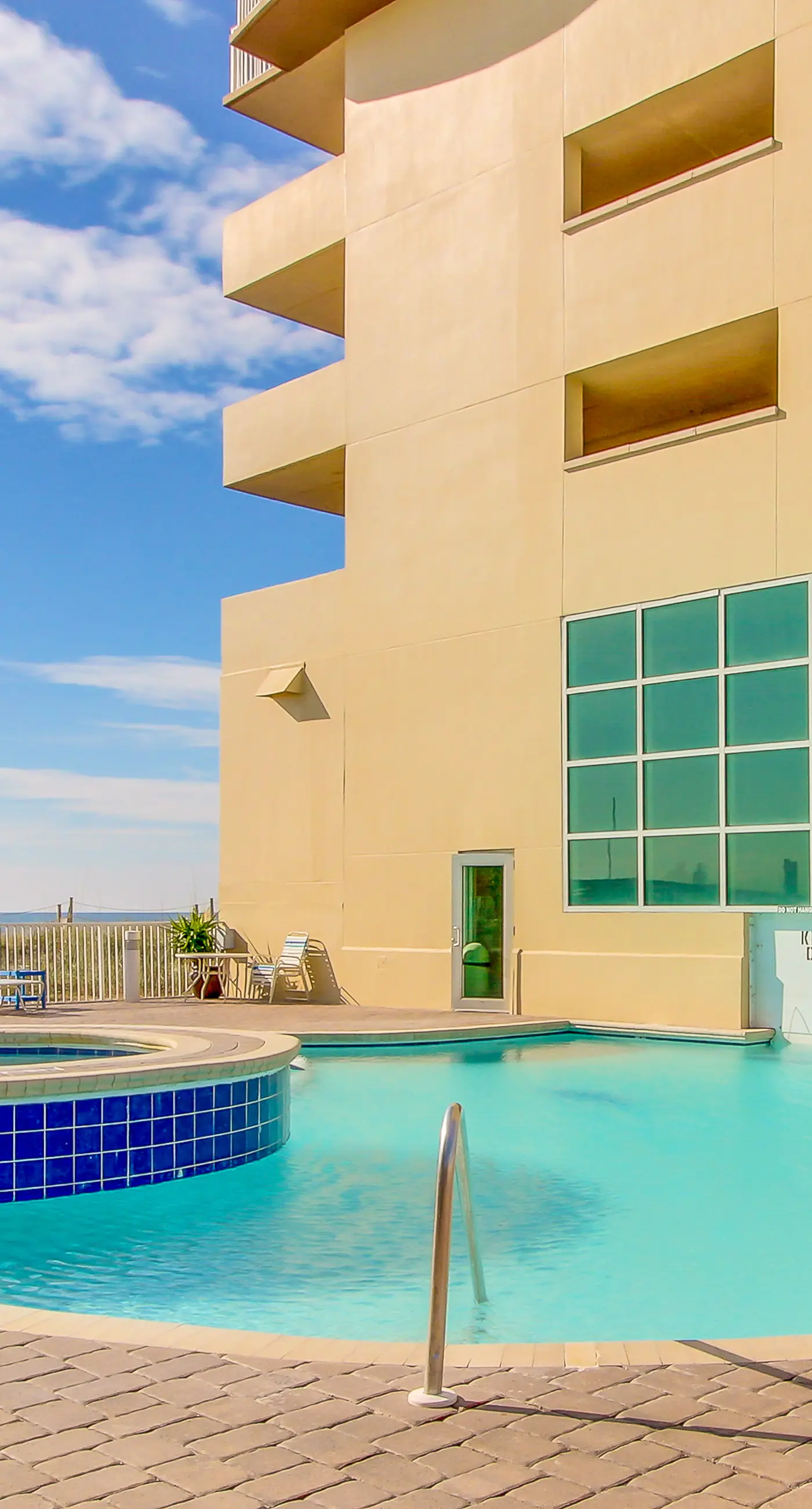 Incredible oceanfront condo with balcony, AC, pool, gym & hot tub