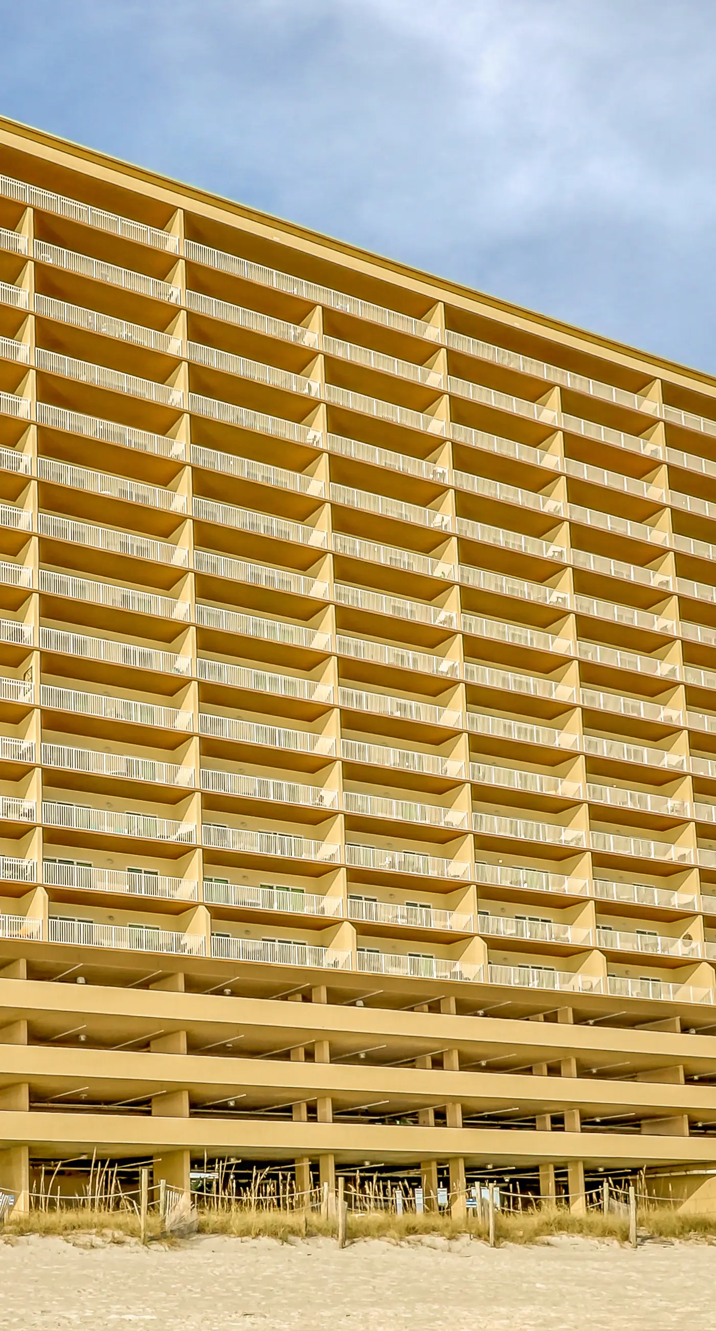 Incredible oceanfront condo with balcony, AC, pool, gym & hot tub