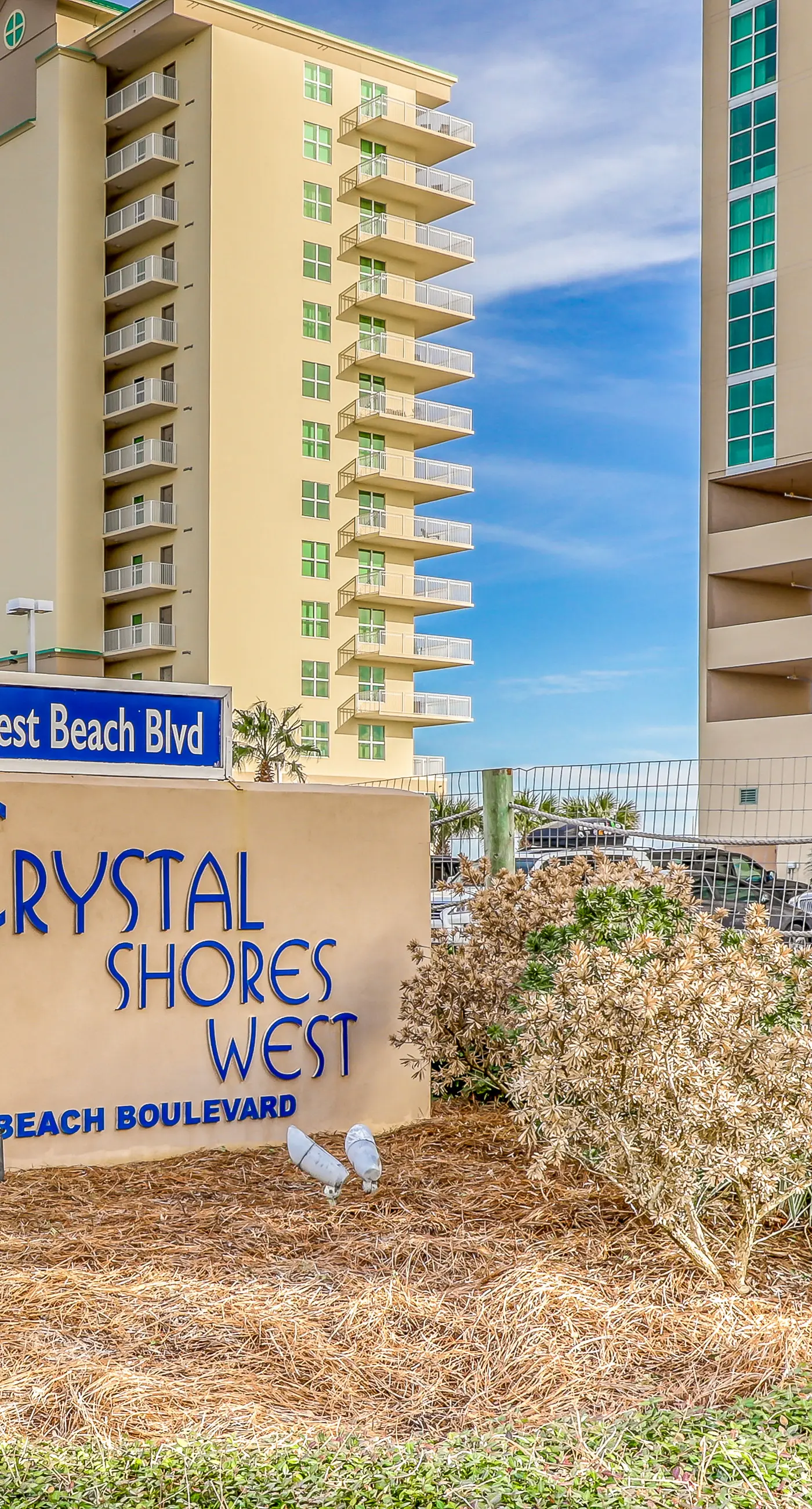 Incredible oceanfront condo with balcony, AC, pool, gym & hot tub