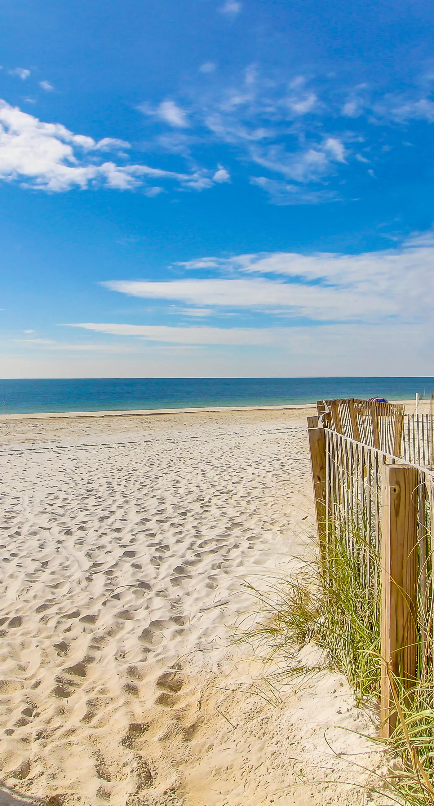 Incredible oceanfront condo with balcony, AC, pool, gym & hot tub