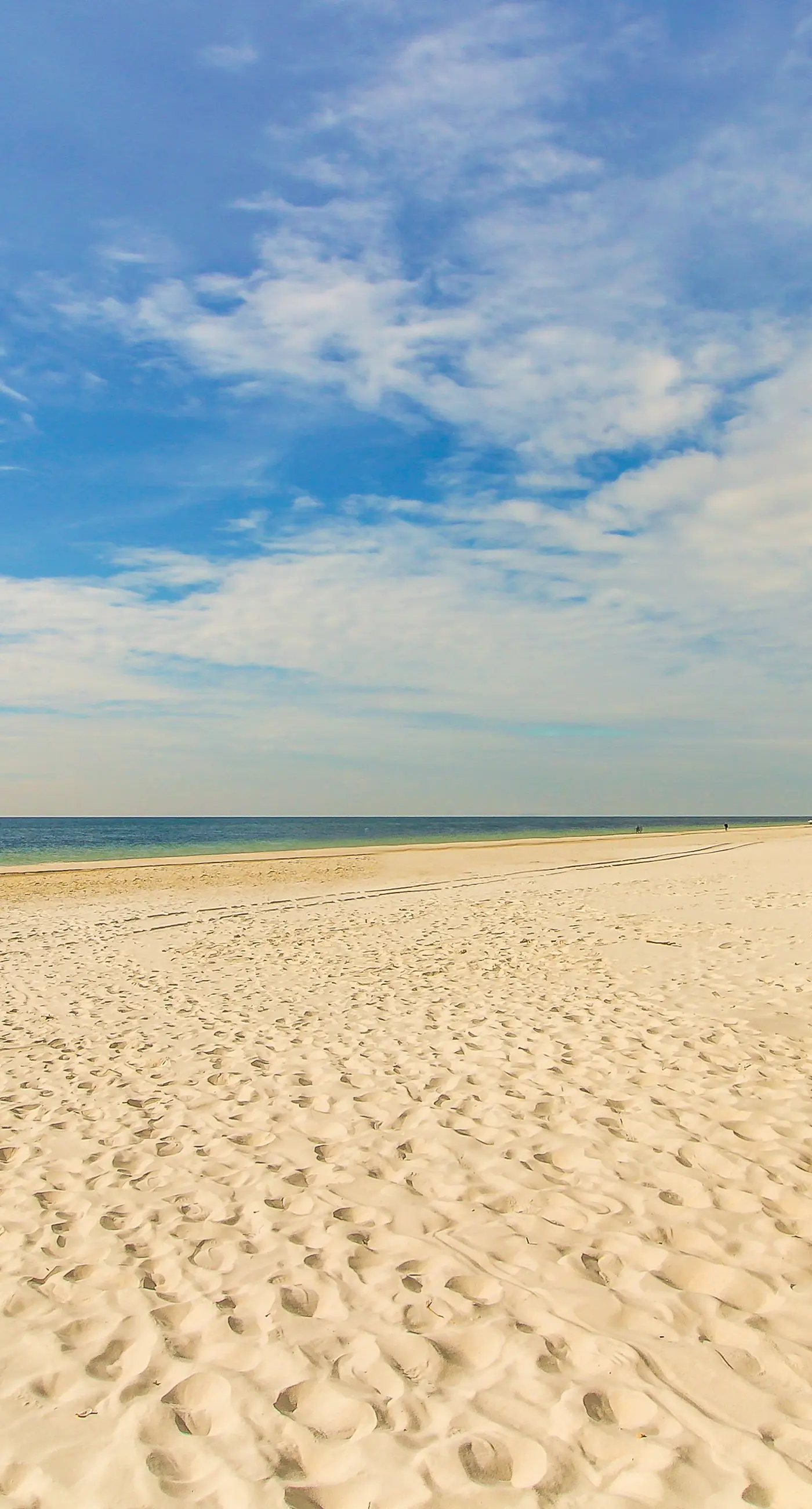 Incredible oceanfront condo with balcony, AC, pool, gym & hot tub