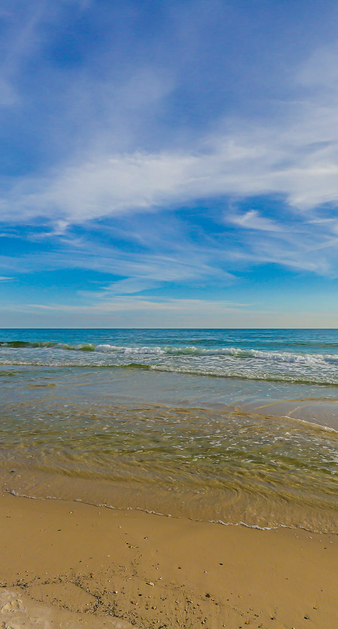 Incredible oceanfront condo with balcony, AC, pool, gym & hot tub