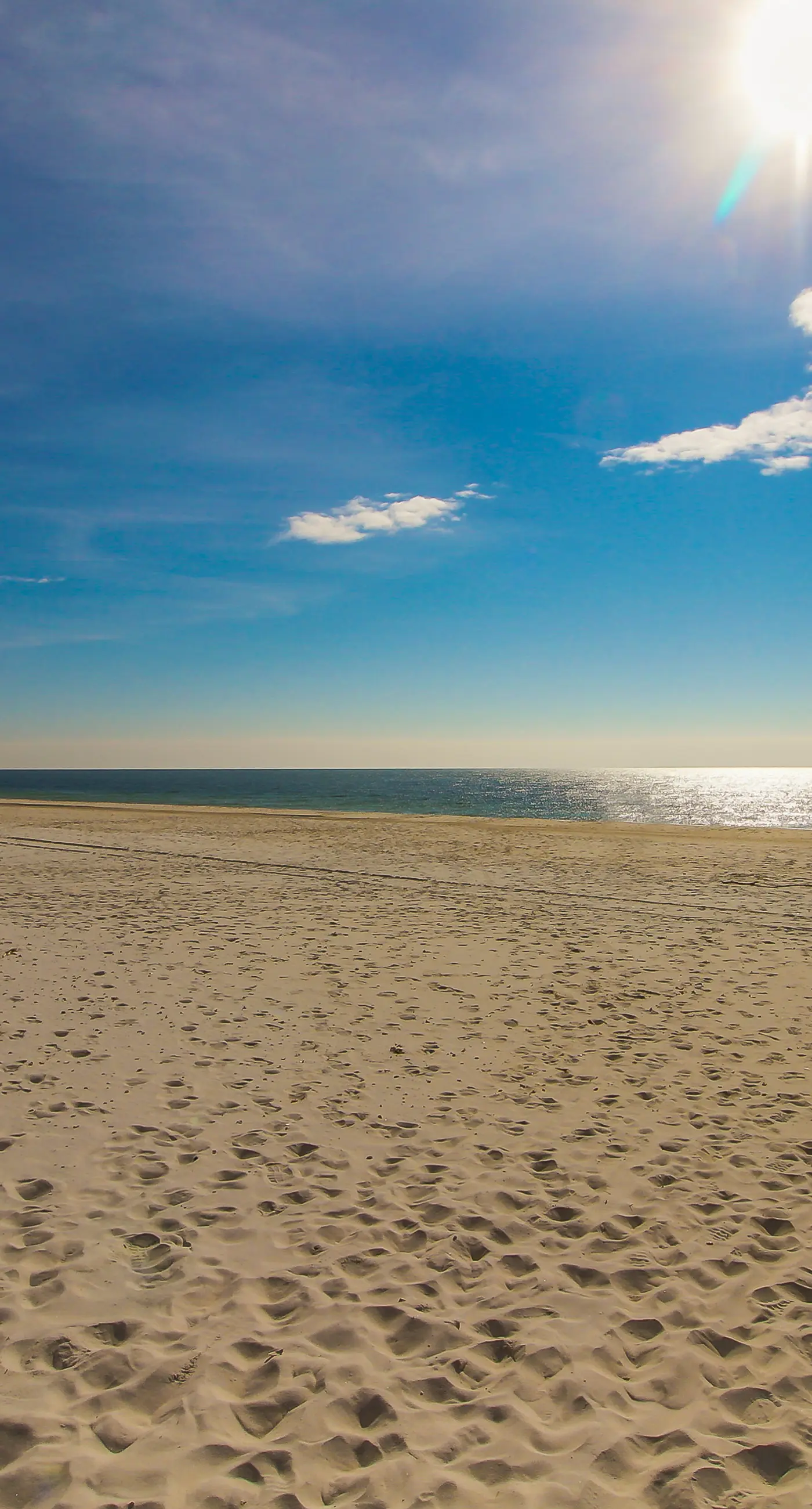 Incredible oceanfront condo with balcony, AC, pool, gym & hot tub