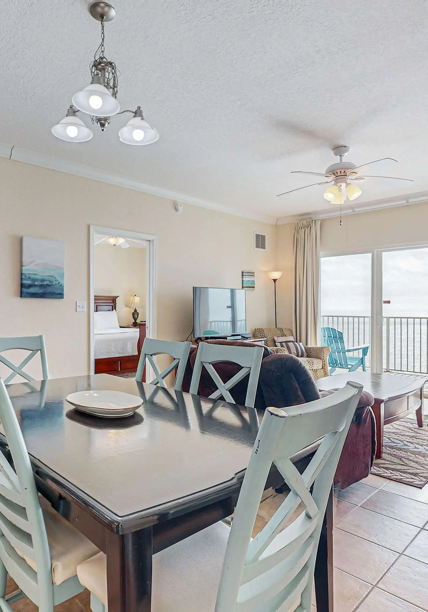 Incredible oceanfront condo with balcony, AC, pool, gym & hot tub
