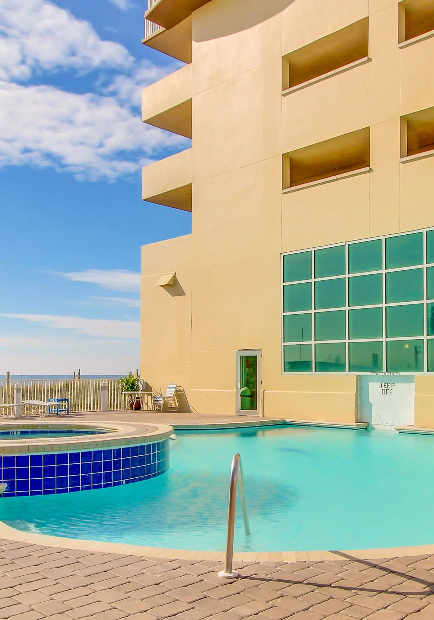 Incredible oceanfront condo with balcony, AC, pool, gym & hot tub