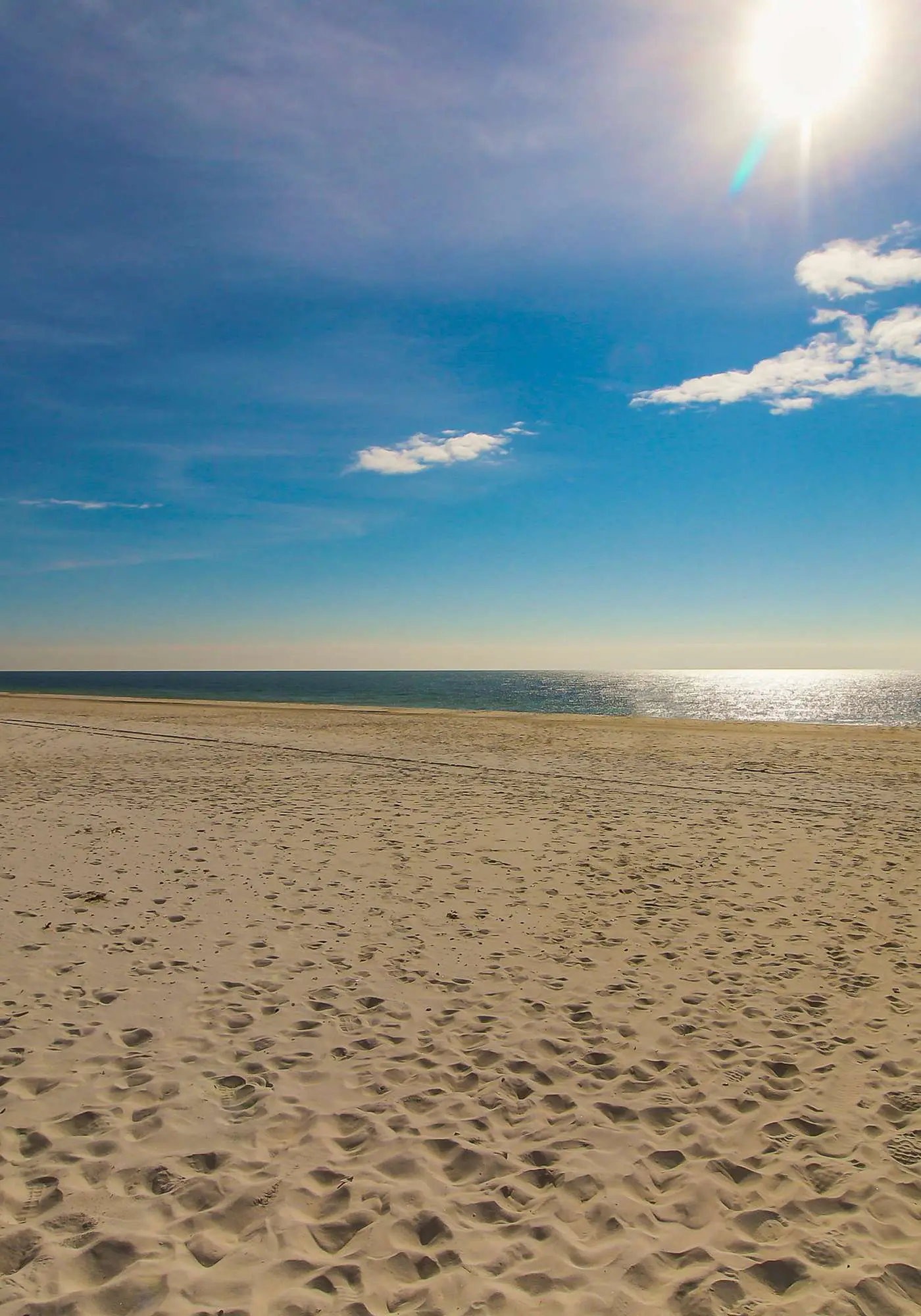 Incredible oceanfront condo with balcony, AC, pool, gym & hot tub