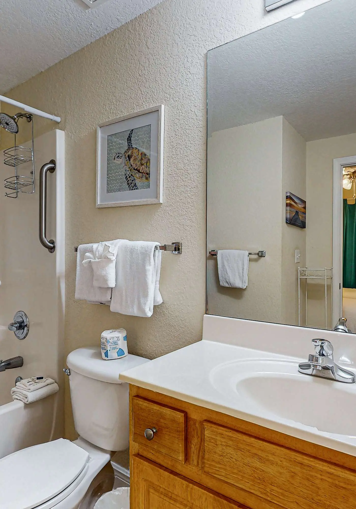 Incredible oceanfront condo with balcony, AC, pool, gym & hot tub