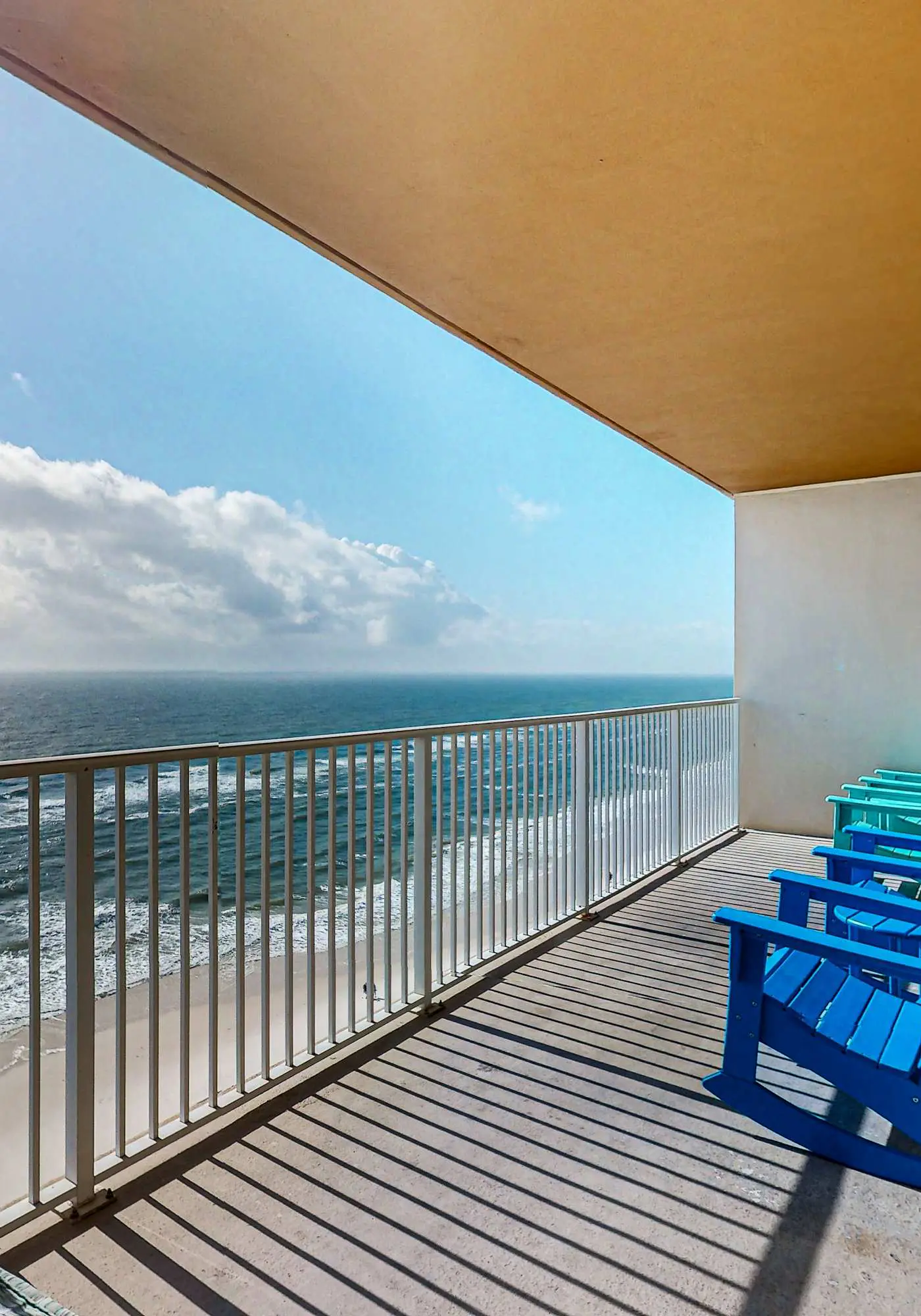 Incredible oceanfront condo with balcony, AC, pool, gym & hot tub