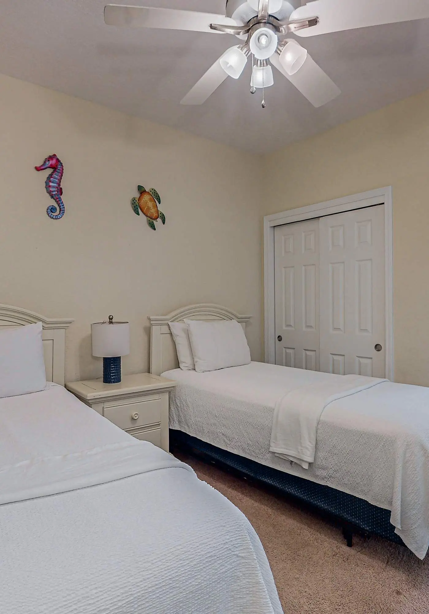 Incredible oceanfront condo with balcony, AC, pool, gym & hot tub