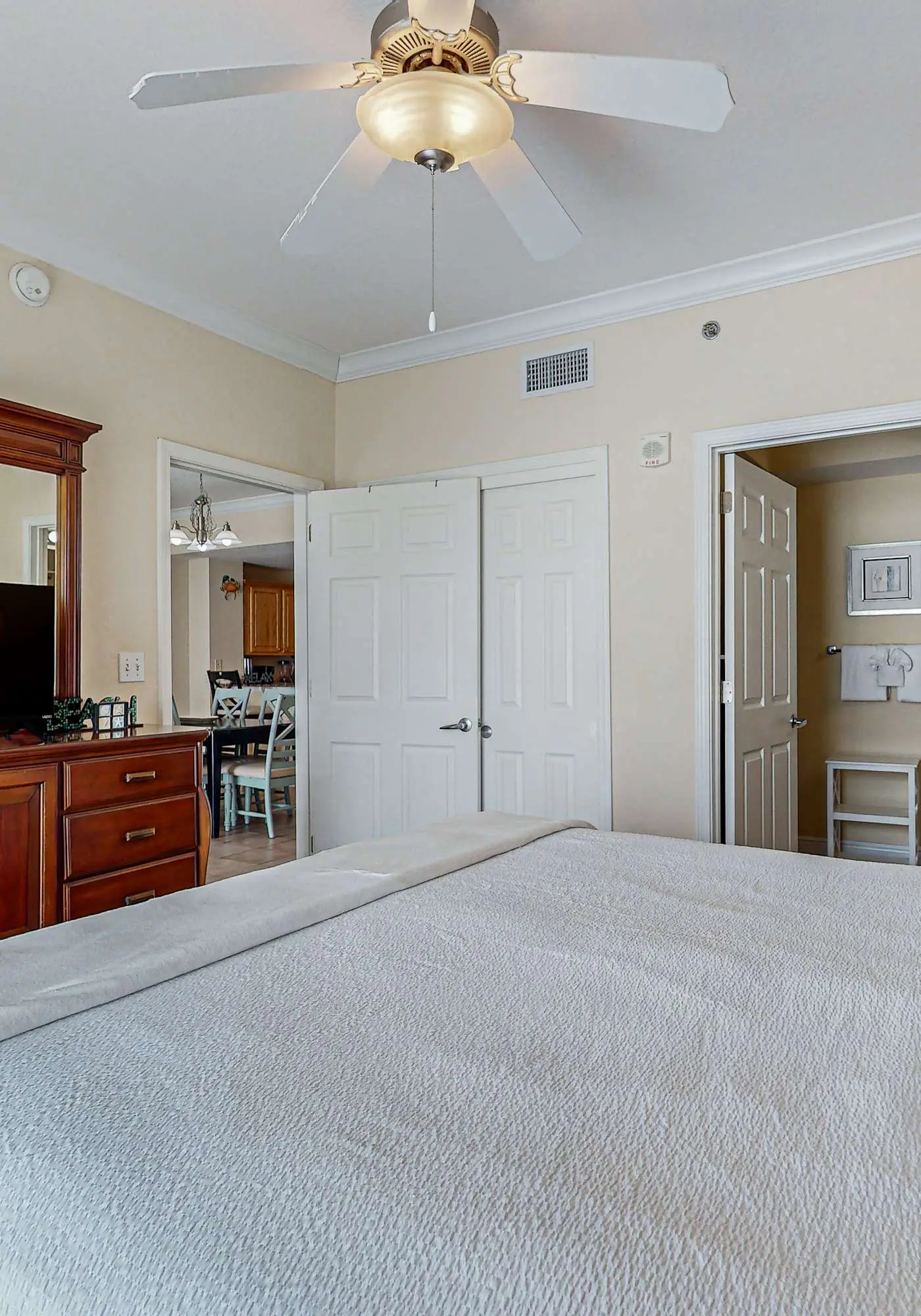 Incredible oceanfront condo with balcony, AC, pool, gym & hot tub
