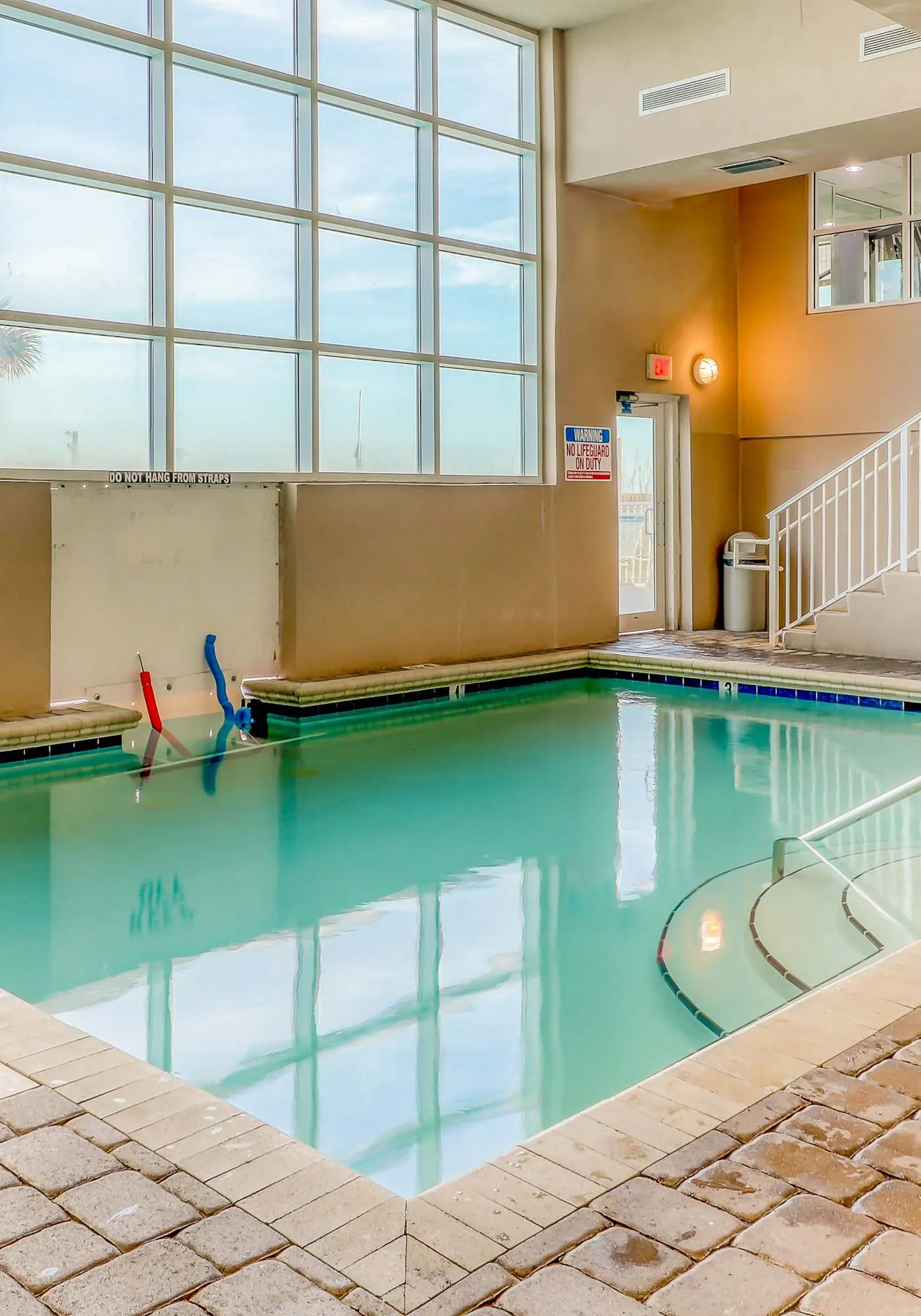Incredible oceanfront condo with balcony, AC, pool, gym & hot tub