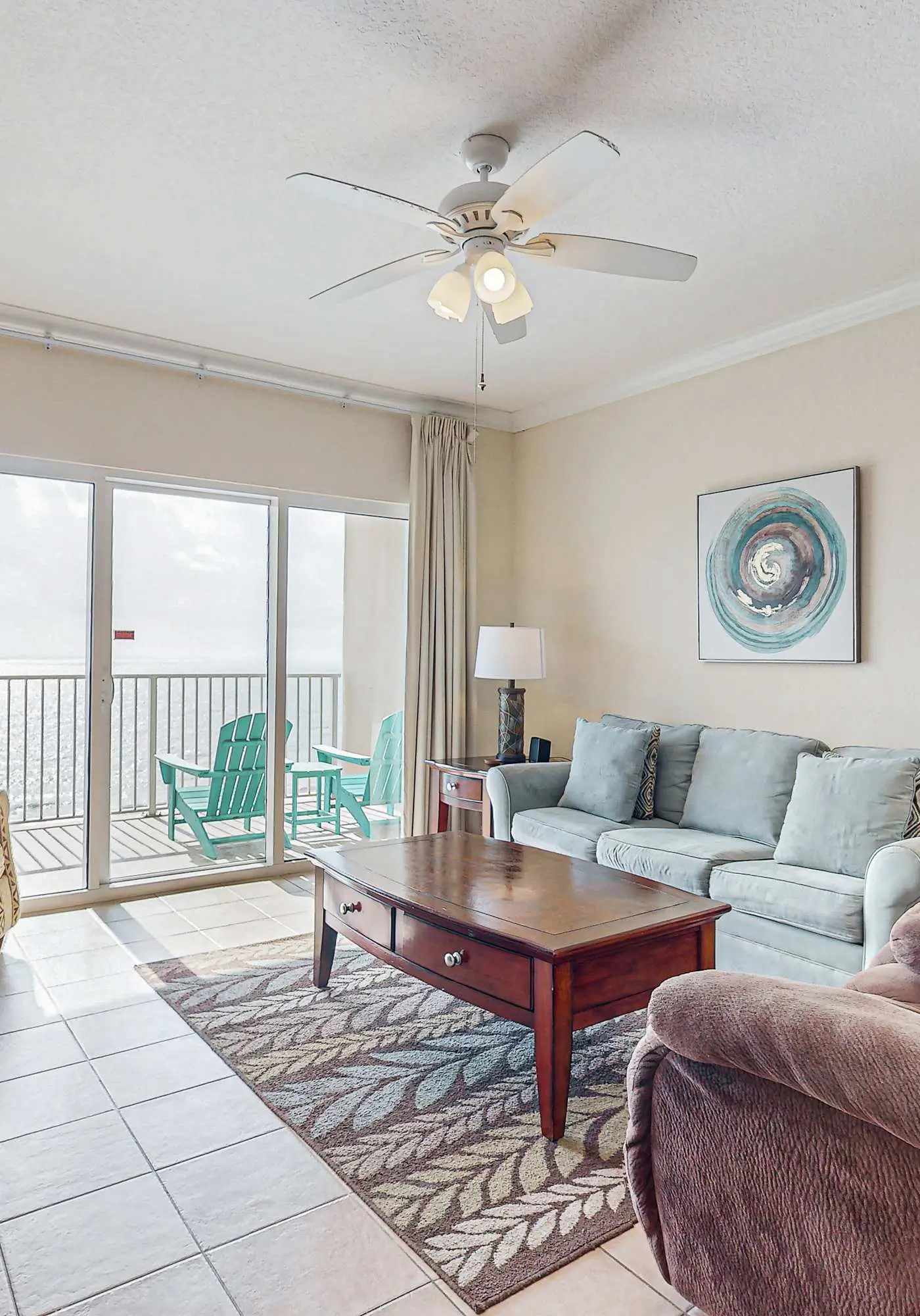 Incredible oceanfront condo with balcony, AC, pool, gym & hot tub