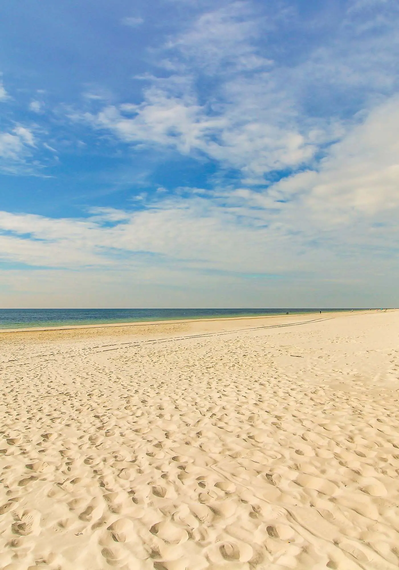 Incredible oceanfront condo with balcony, AC, pool, gym & hot tub