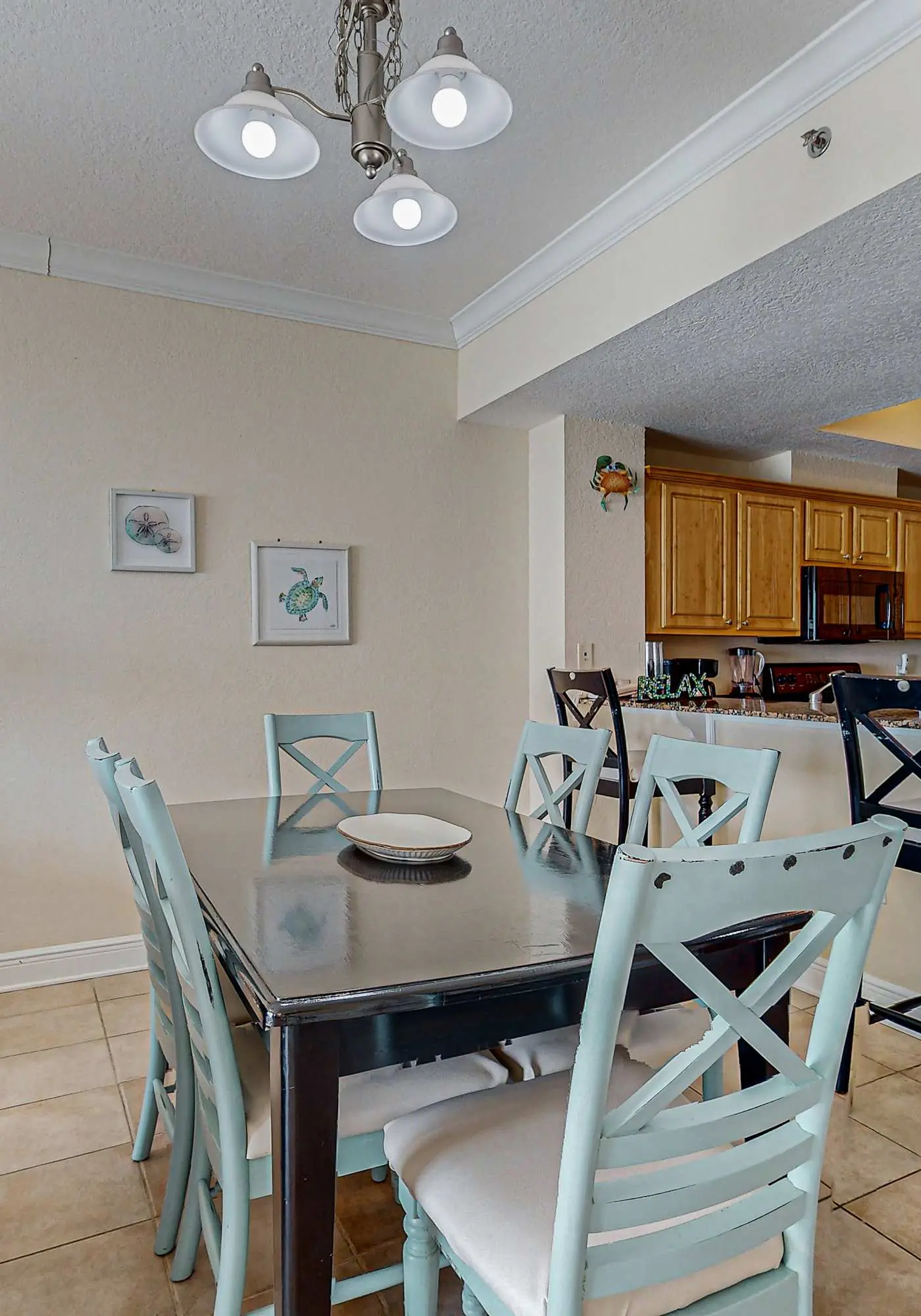 Incredible oceanfront condo with balcony, AC, pool, gym & hot tub