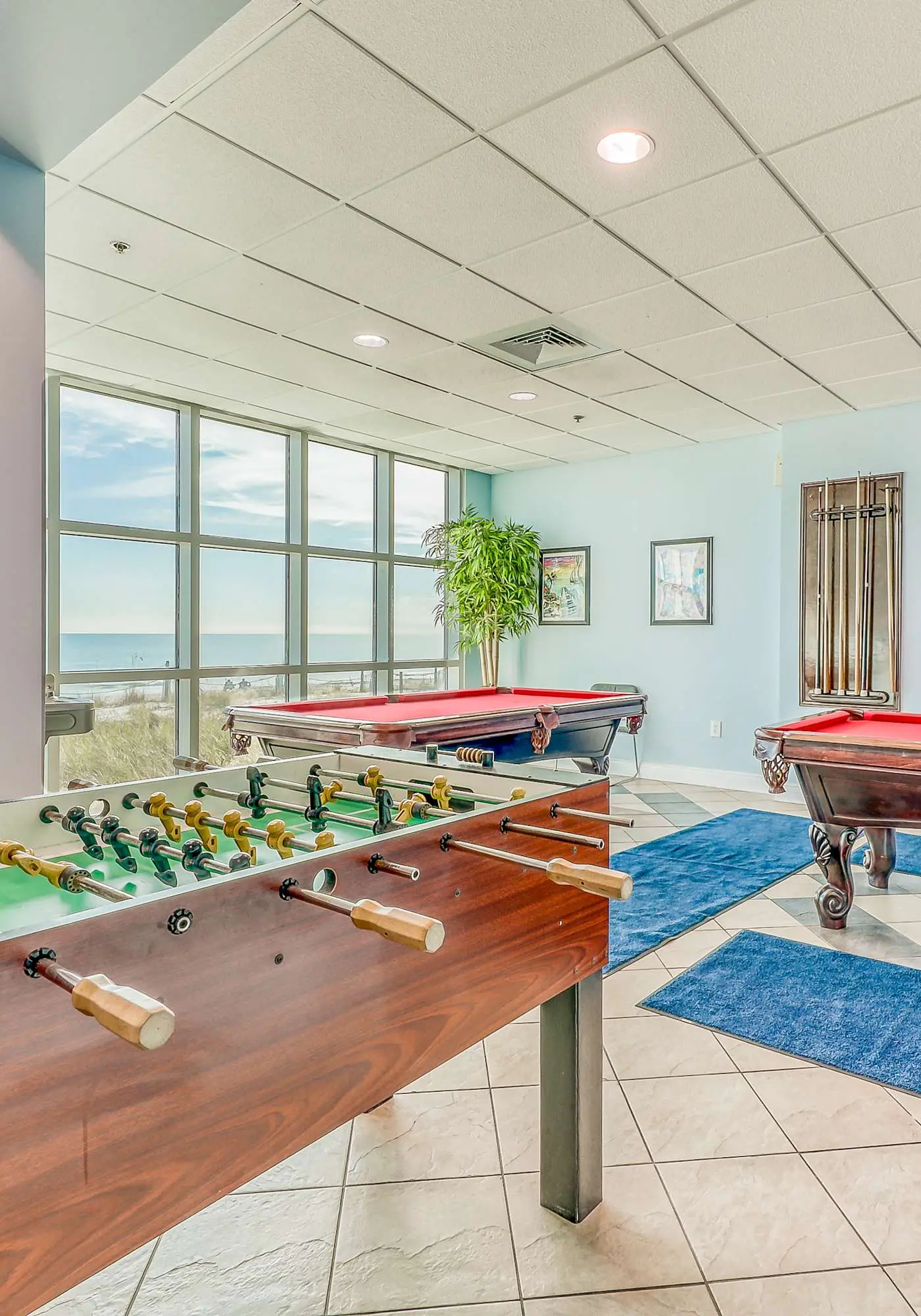 Incredible oceanfront condo with balcony, AC, pool, gym & hot tub