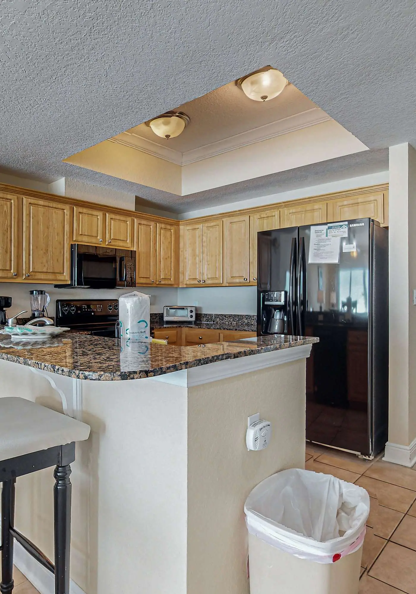 Incredible oceanfront condo with balcony, AC, pool, gym & hot tub