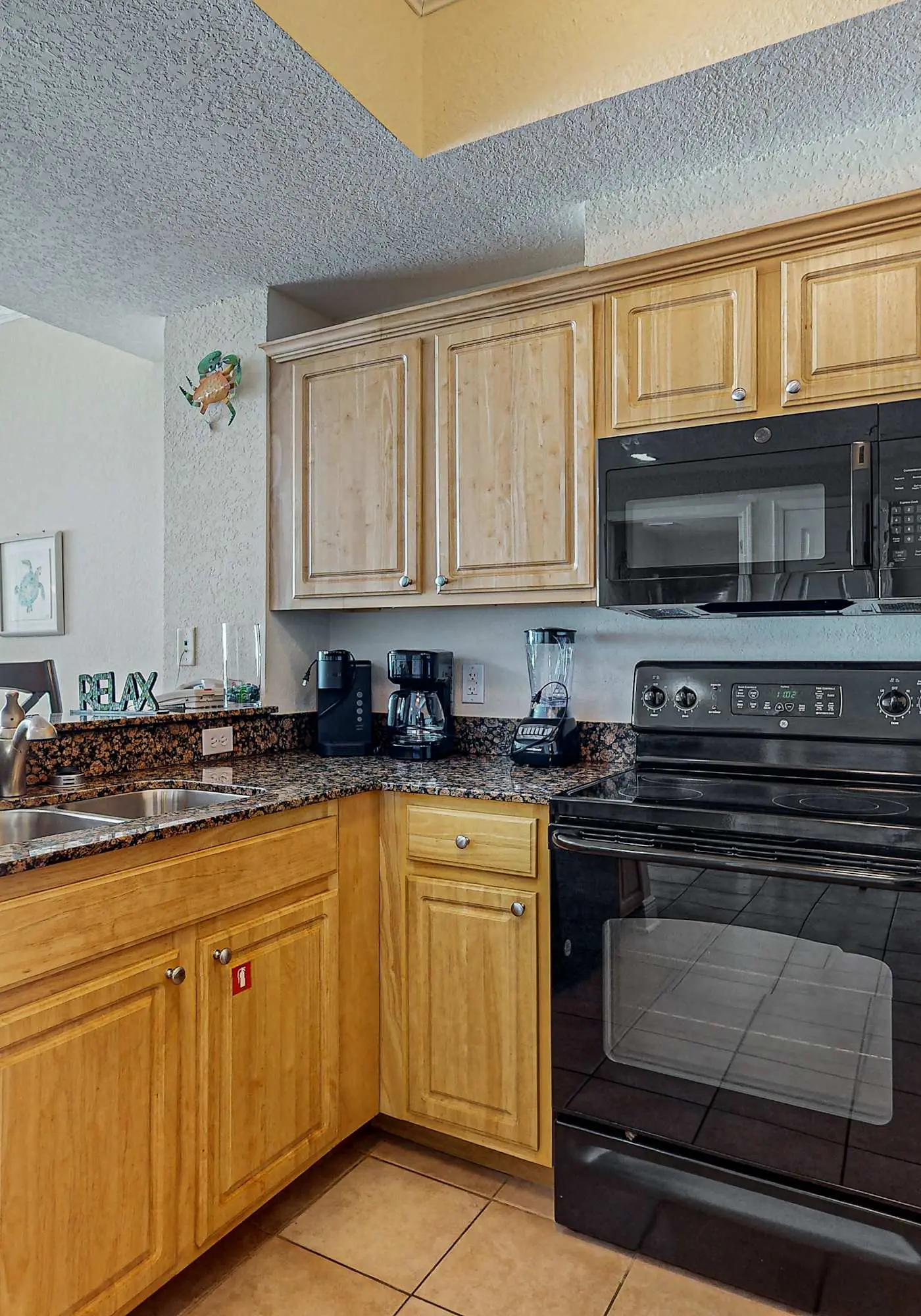 Incredible oceanfront condo with balcony, AC, pool, gym & hot tub