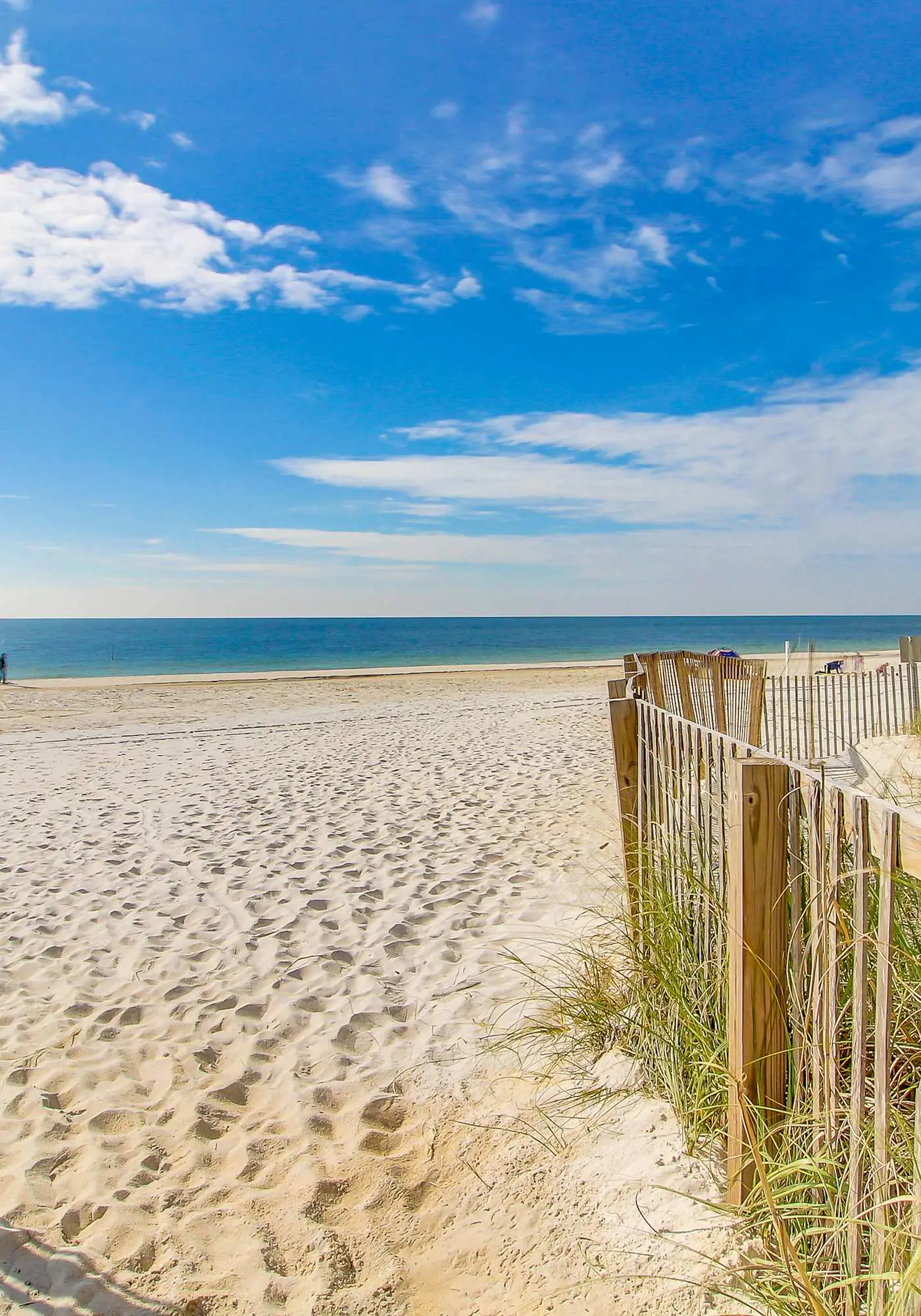 Incredible oceanfront condo with balcony, AC, pool, gym & hot tub