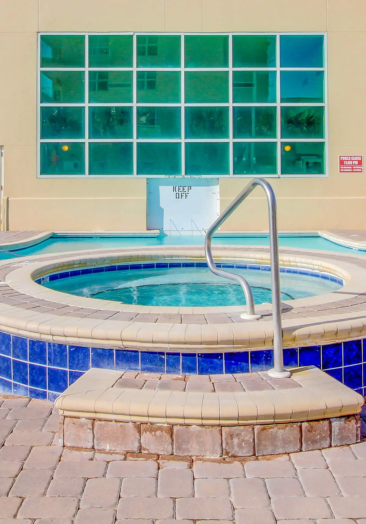 Incredible oceanfront condo with balcony, AC, pool, gym & hot tub