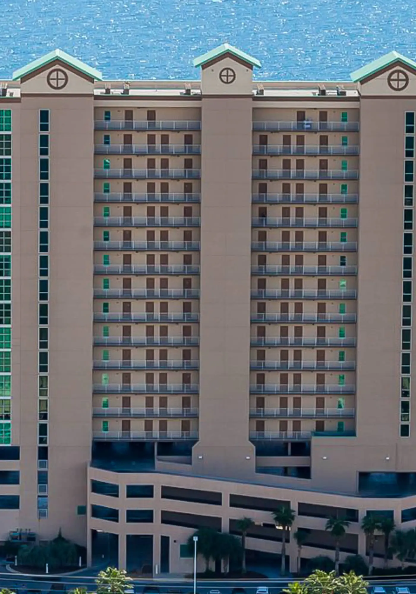 Incredible oceanfront condo with balcony, AC, pool, gym & hot tub