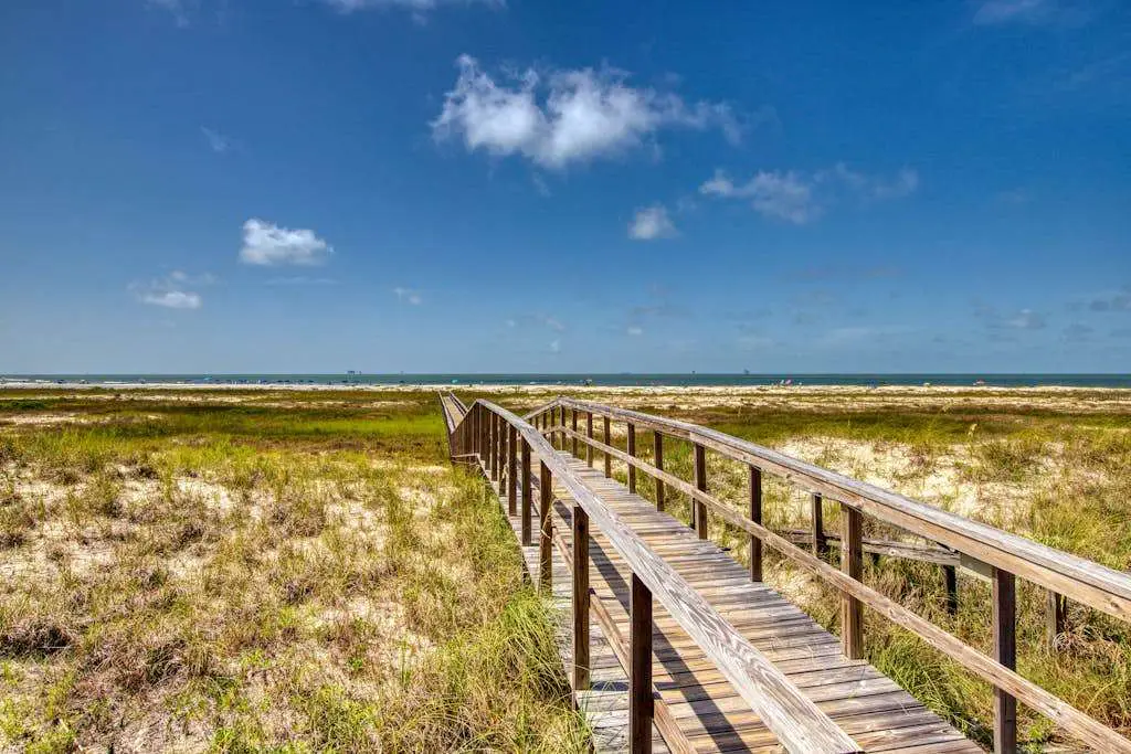 Perfect beachfront condo with pool, internet, and washer and dryer
