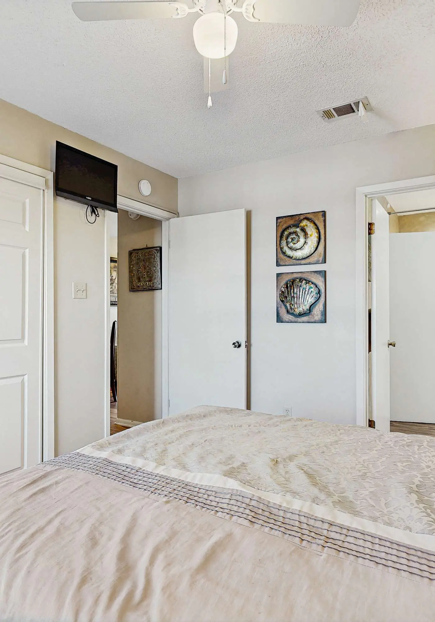 First floor condo with shared pool, close to the beach, and washer & dryer
