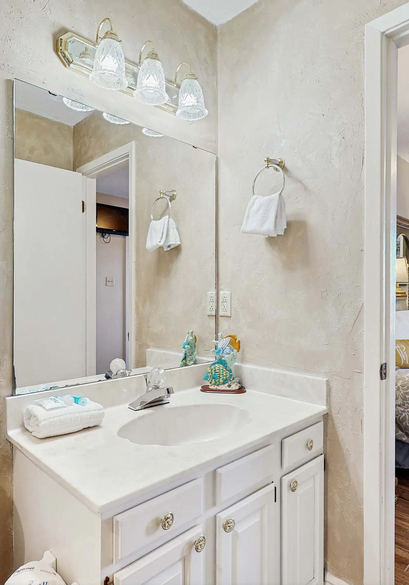 First floor condo with shared pool, close to the beach, and washer & dryer