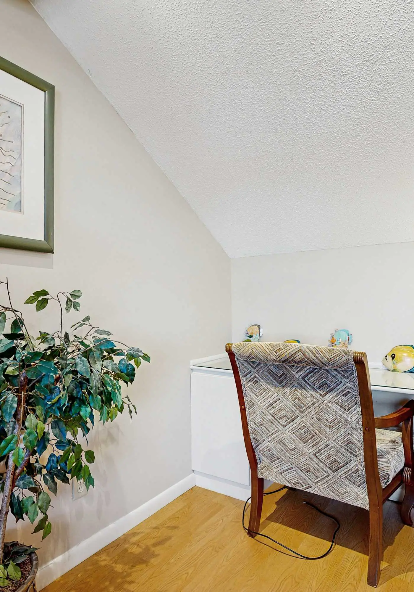 First floor condo with shared pool, close to the beach, and washer & dryer