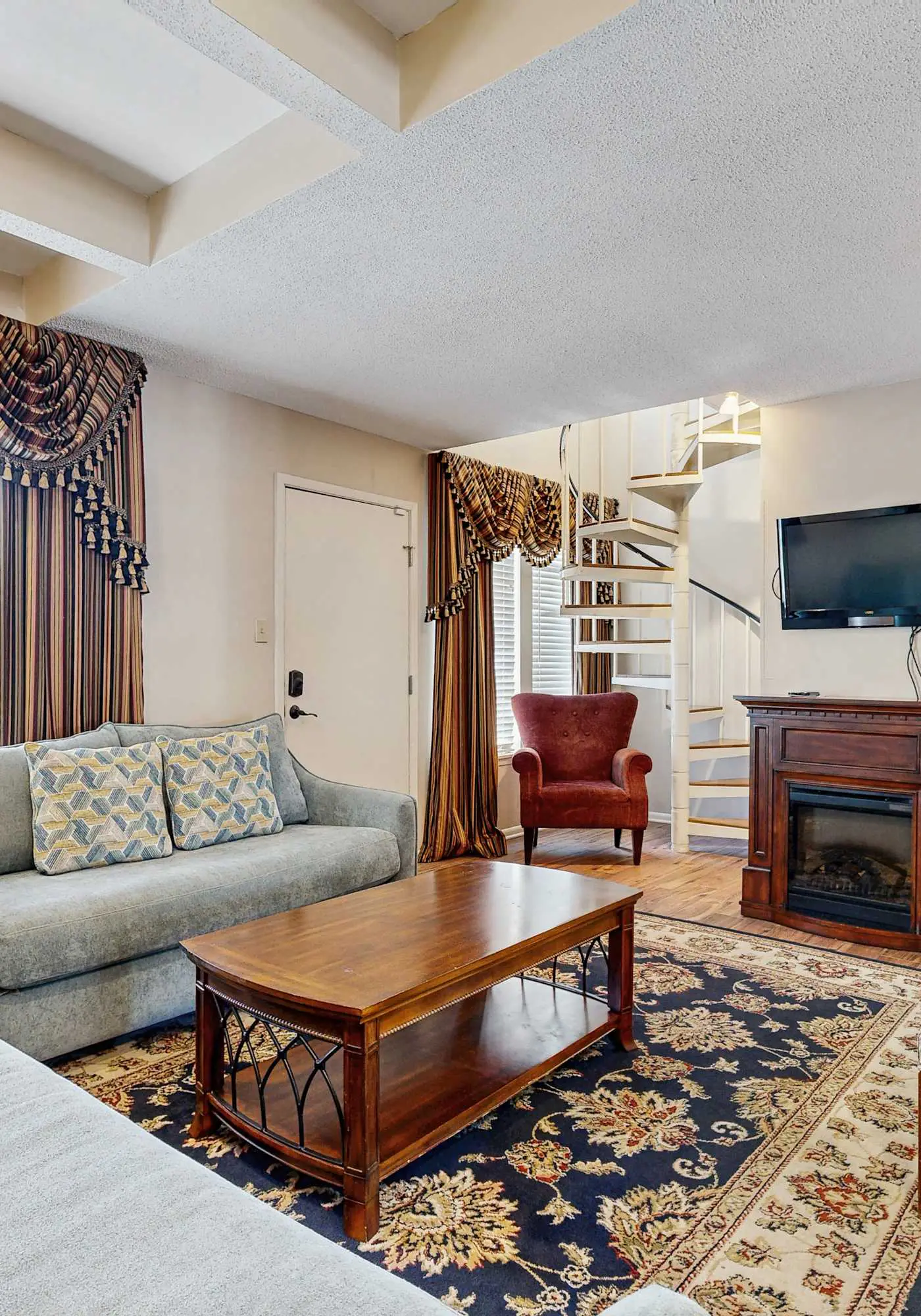 First floor condo with shared pool, close to the beach, and washer & dryer
