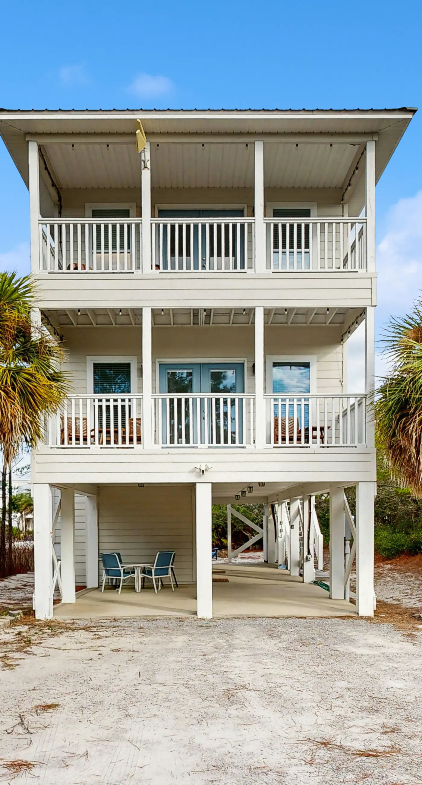 Spacious private home with patio, balconies, close to beaches