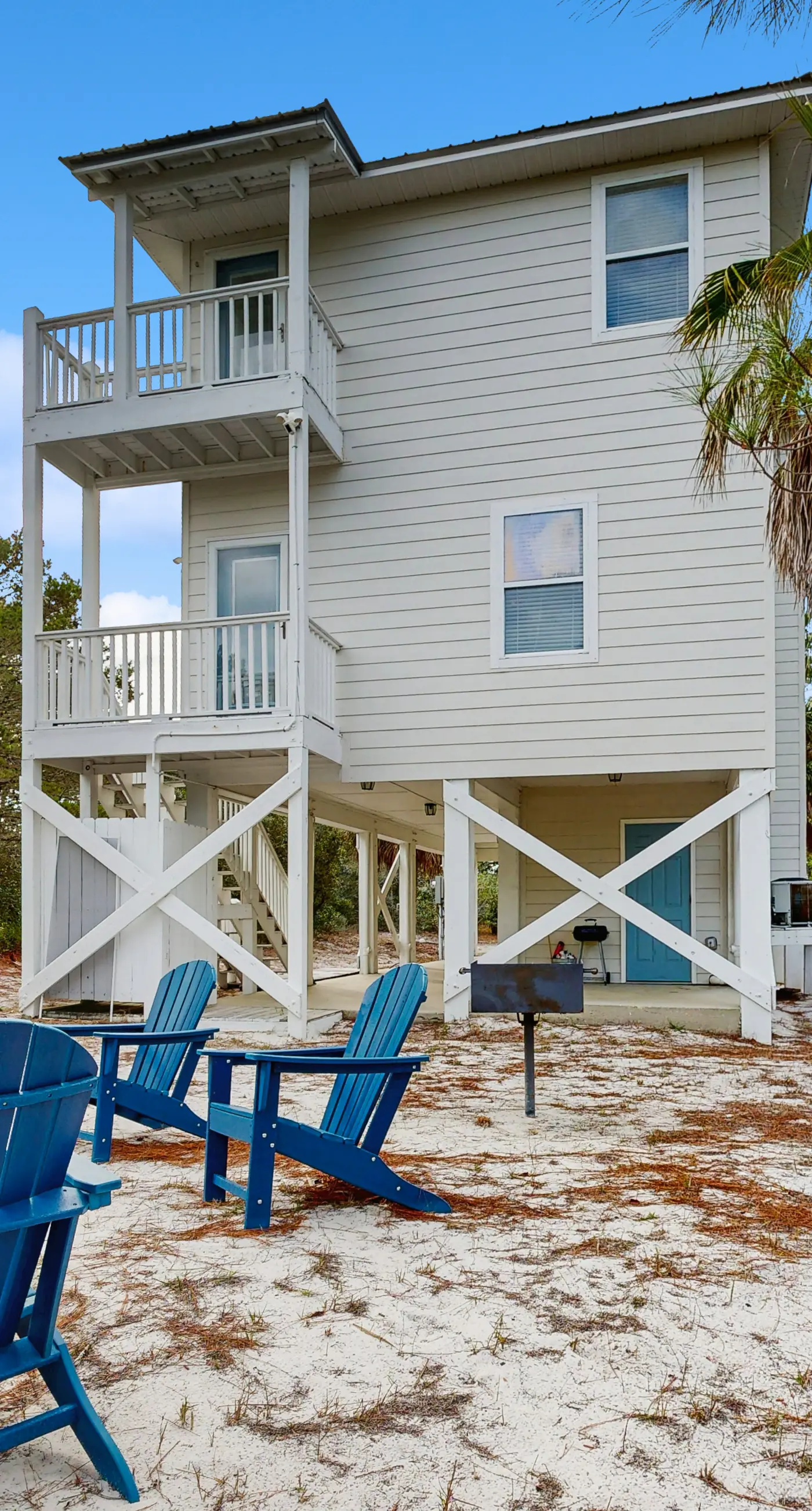 Spacious private home with patio, balconies, close to beaches