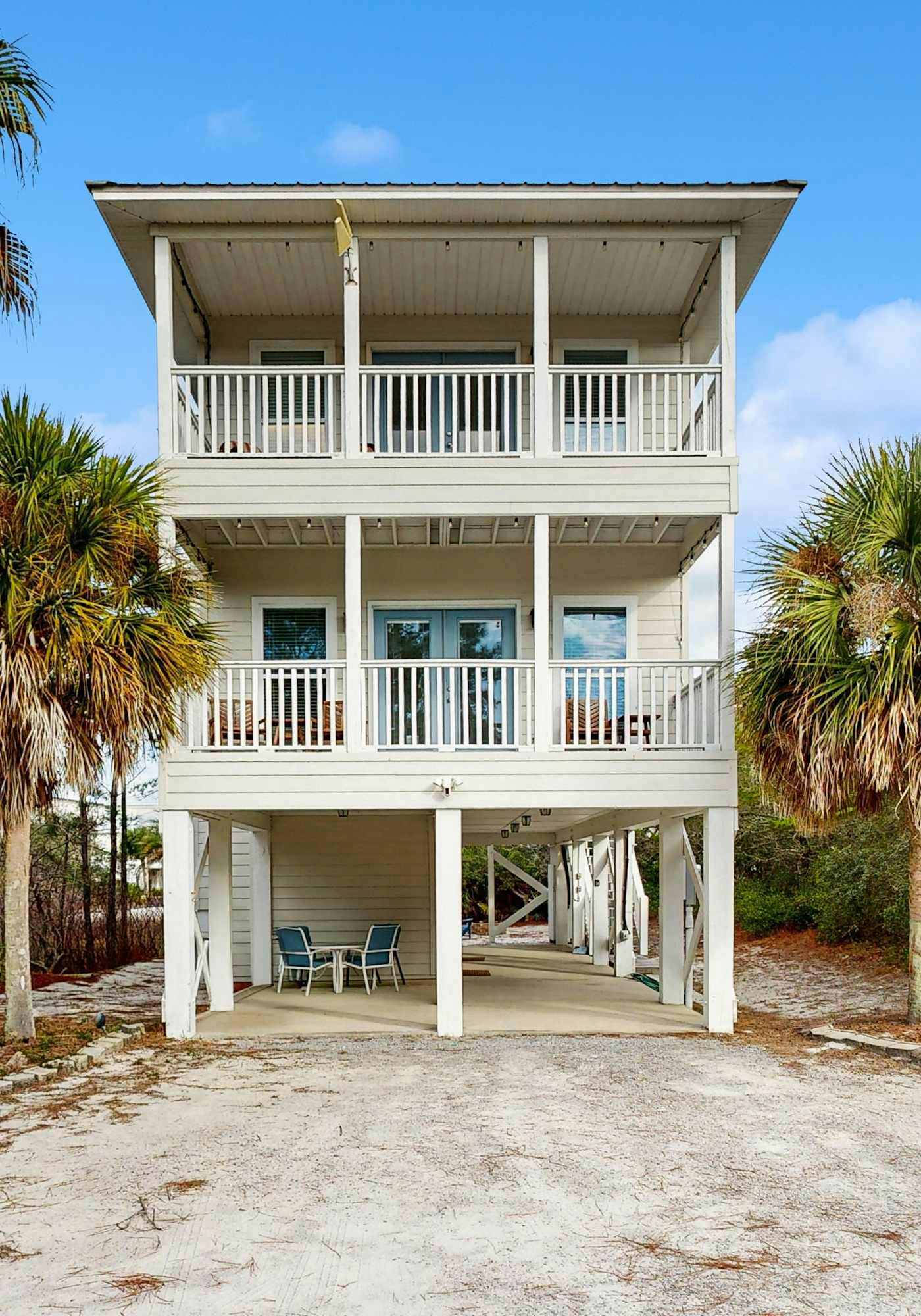 Spacious private home with patio, balconies, close to beaches