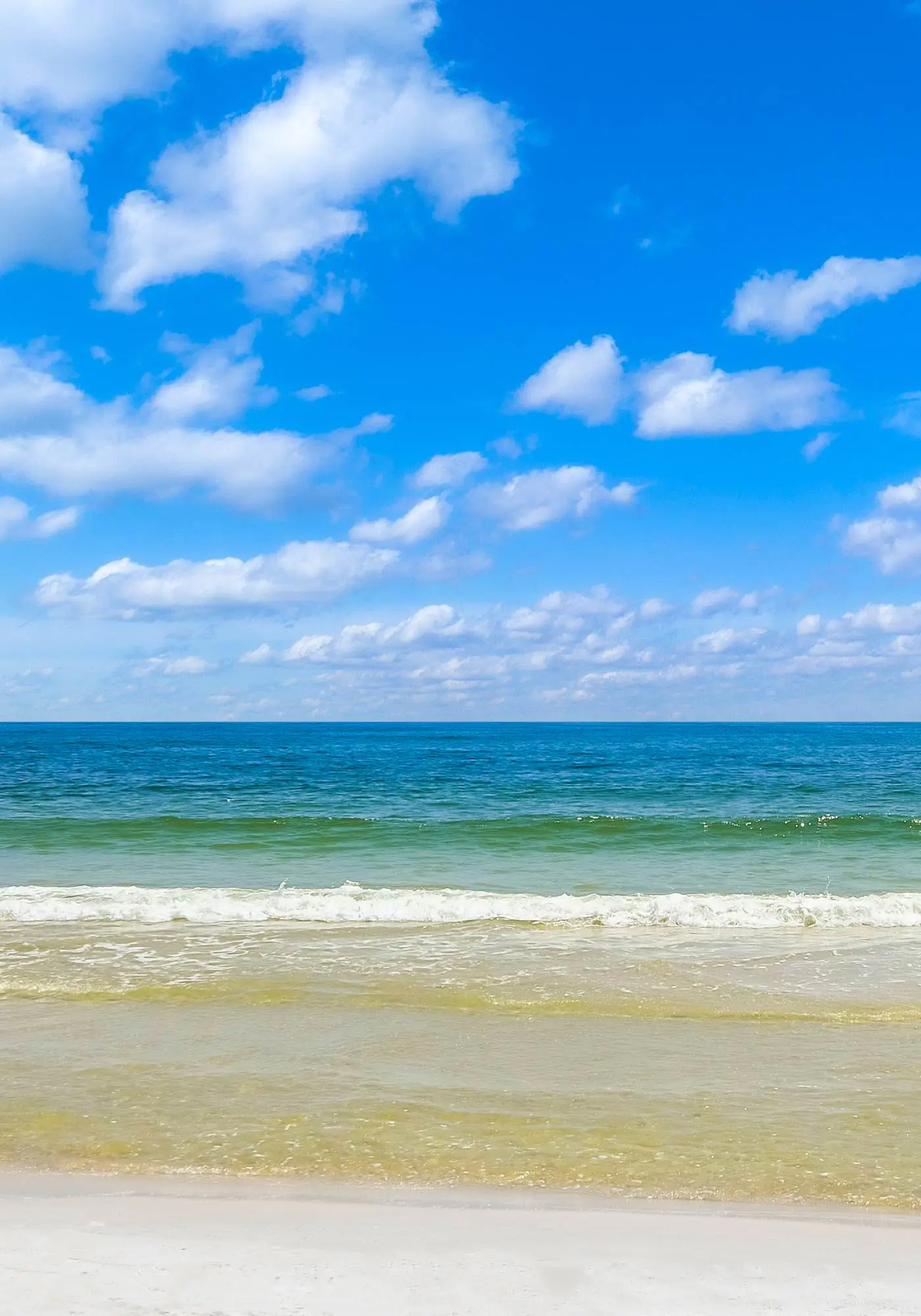 Spacious condo with pools, hot tubs, on-site golf, near beach