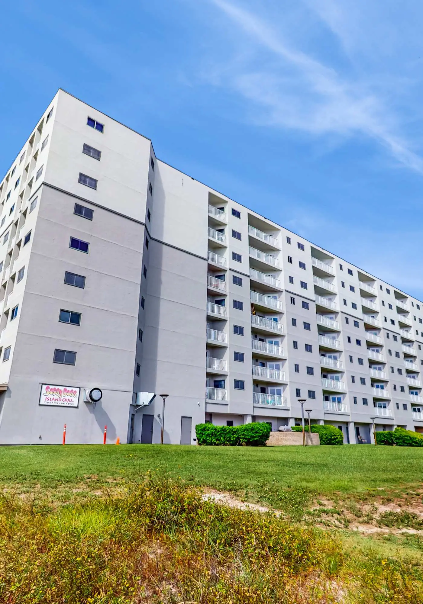 Spacious condo with pools, hot tubs, on-site golf, near beach