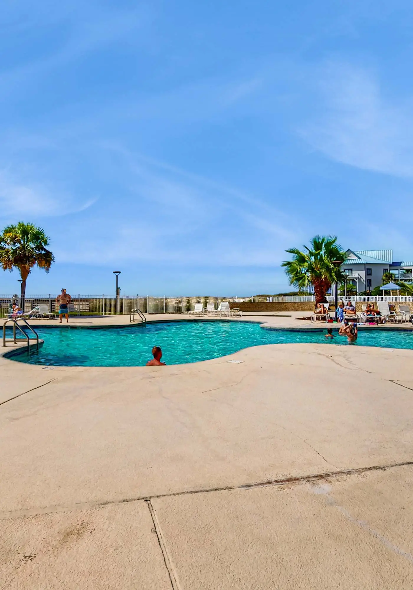 Spacious condo with pools, hot tubs, on-site golf, near beach