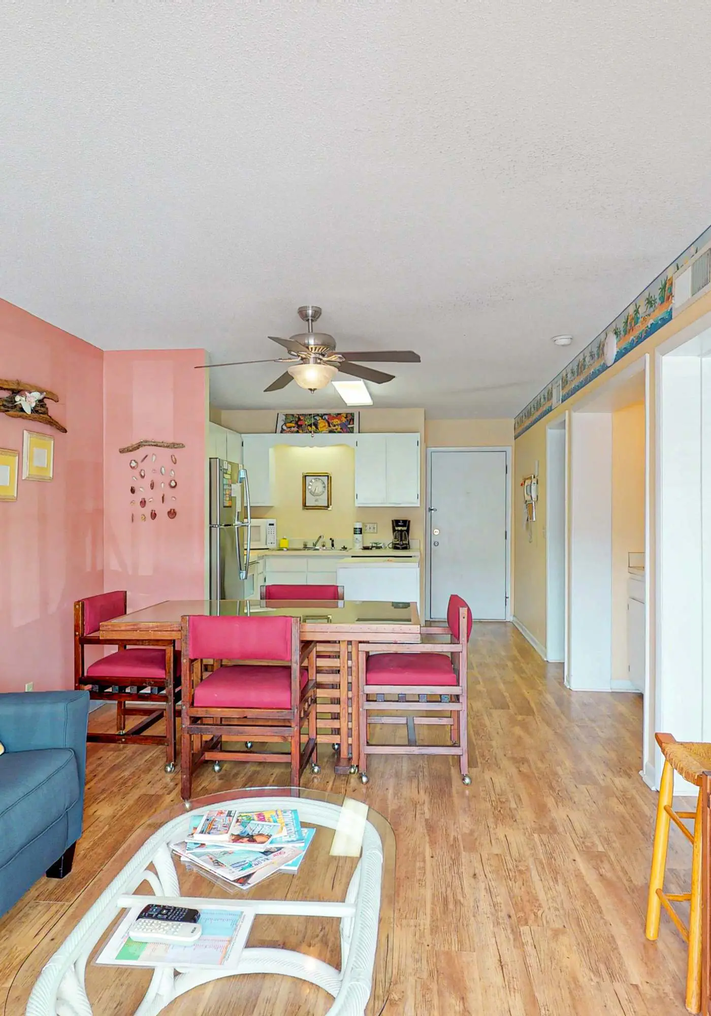 Spacious condo with pools, hot tubs, on-site golf, near beach